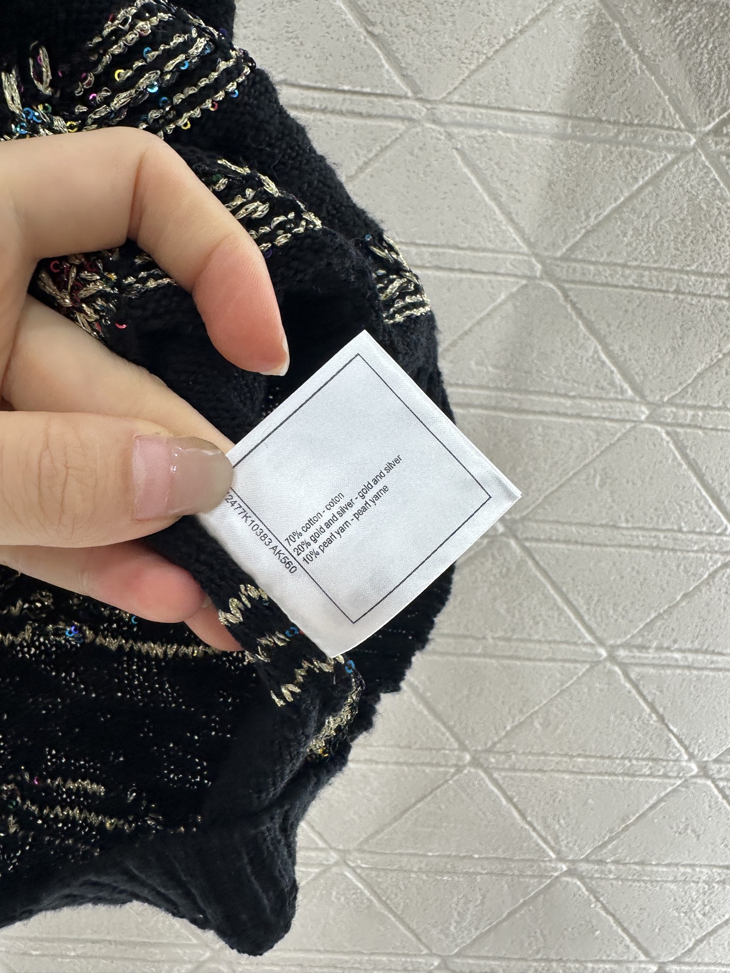 ♥Chane*♥2025新品上架
  金线刺绣下摆针织背心
定制YB全棉纱线织造 柔软亲肤 舒适有型 背
