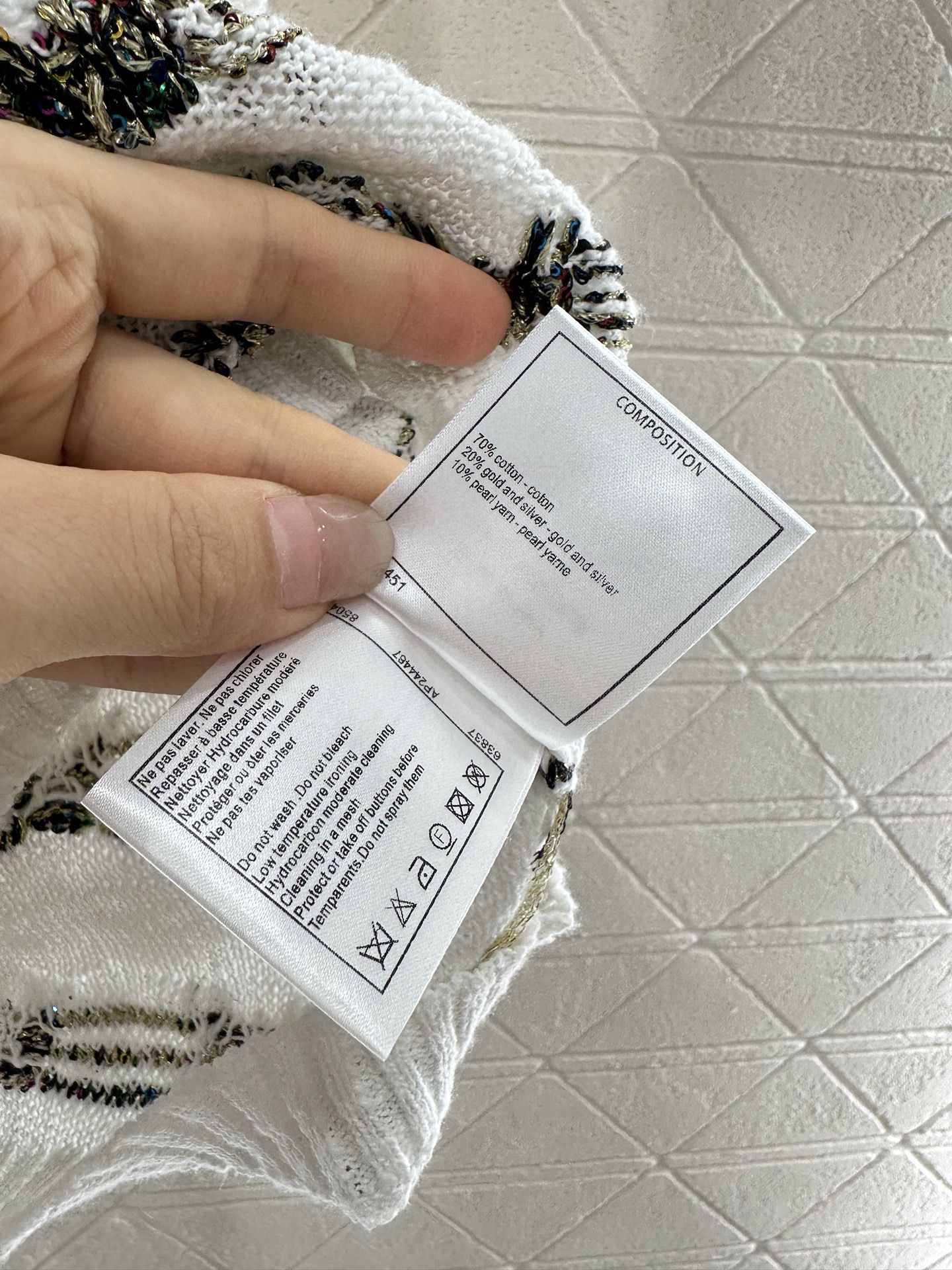 ♥Chane*♥2025新品上架
  金线刺绣下摆针织短袖
定制YB全棉纱线织造 柔软亲肤 舒适有型 短