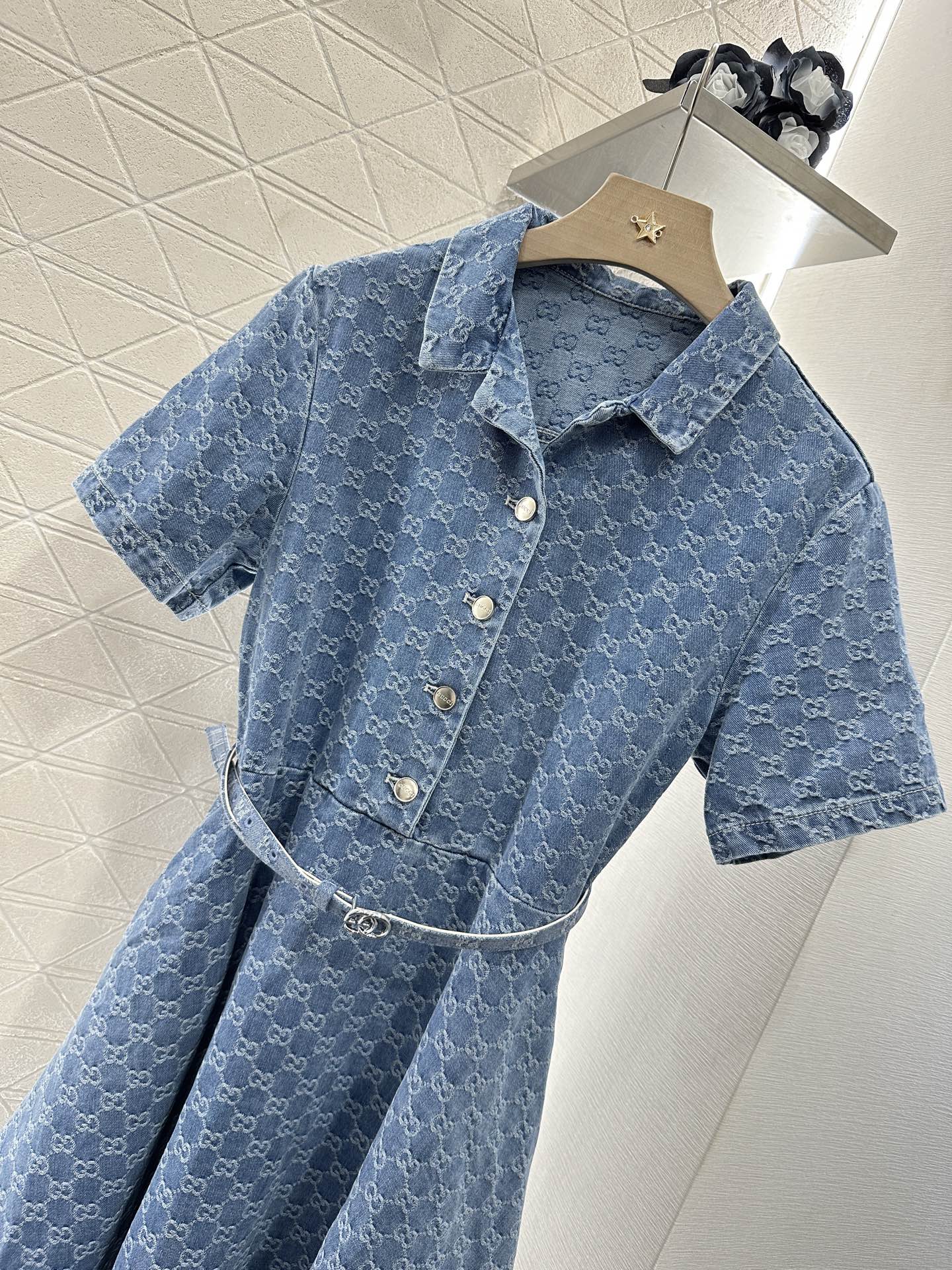 ♥Gucc*♥2025新品上架
     腰带提花牛仔连衣裙 
定制YB斜纹棉牛仔提花材质 酵素水洗 呈