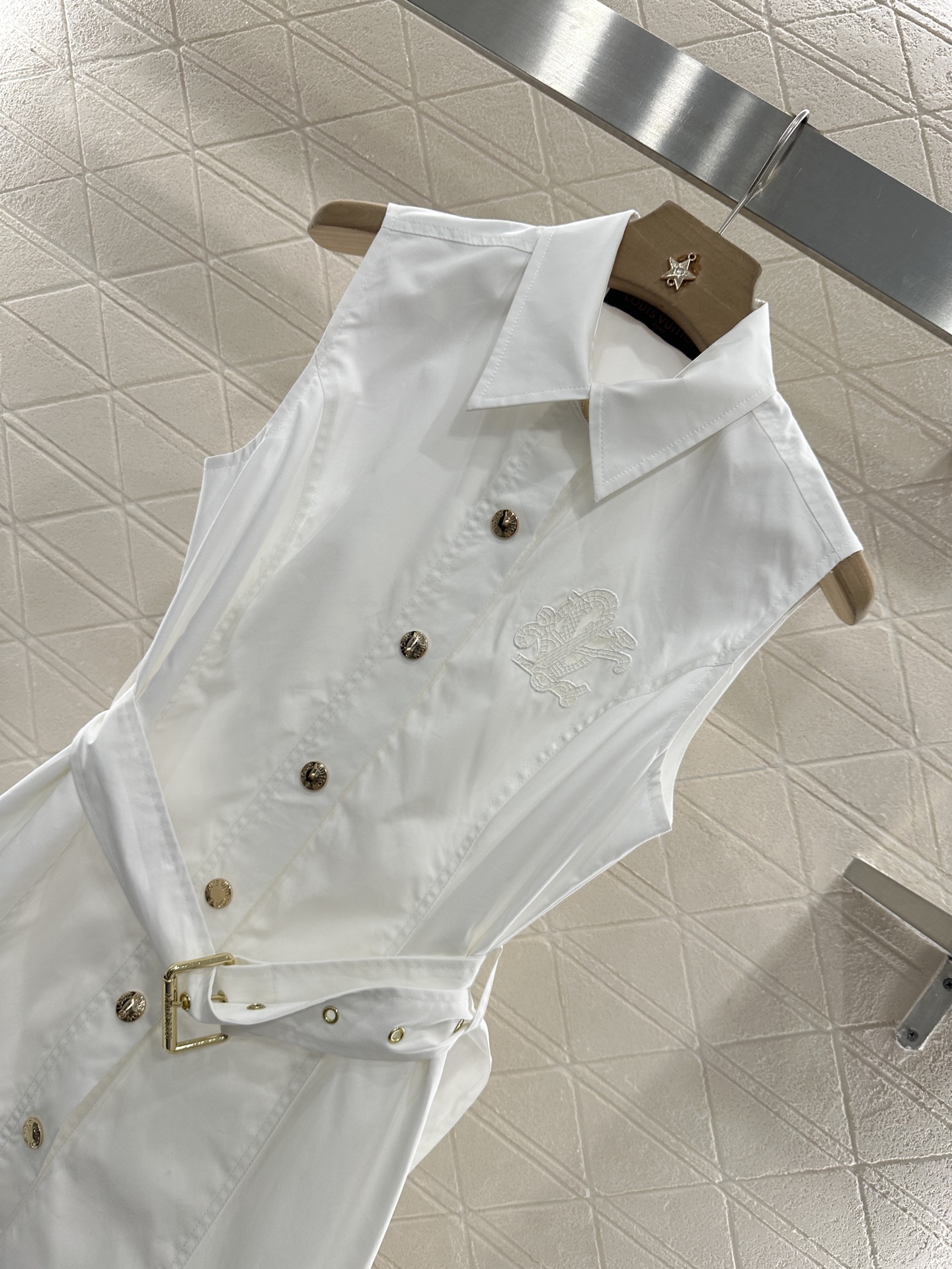 ♥Louis Vuitto*♥2025新品上架
      翻领衬衫连衣裙
定制YB斜纹全棉材质 质感光