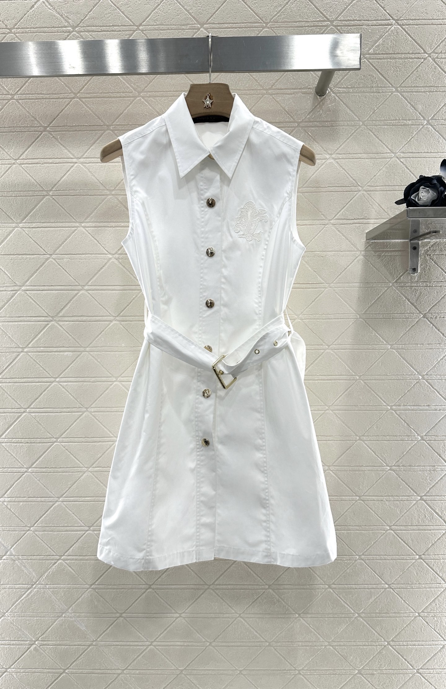 ♥Louis Vuitto*♥2025新品上架
      翻领衬衫连衣裙
定制YB斜纹全棉材质 质感光