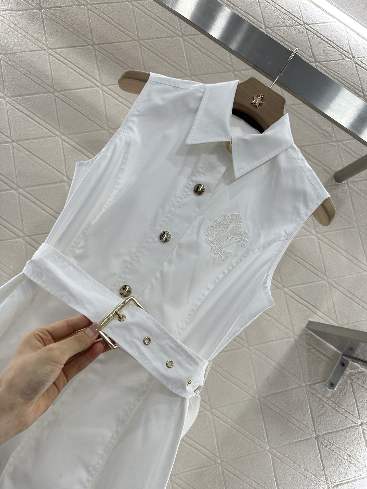 ♥Louis Vuitto*♥2025新品上架
      翻领衬衫连衣裙
定制YB斜纹全棉材质 质感光