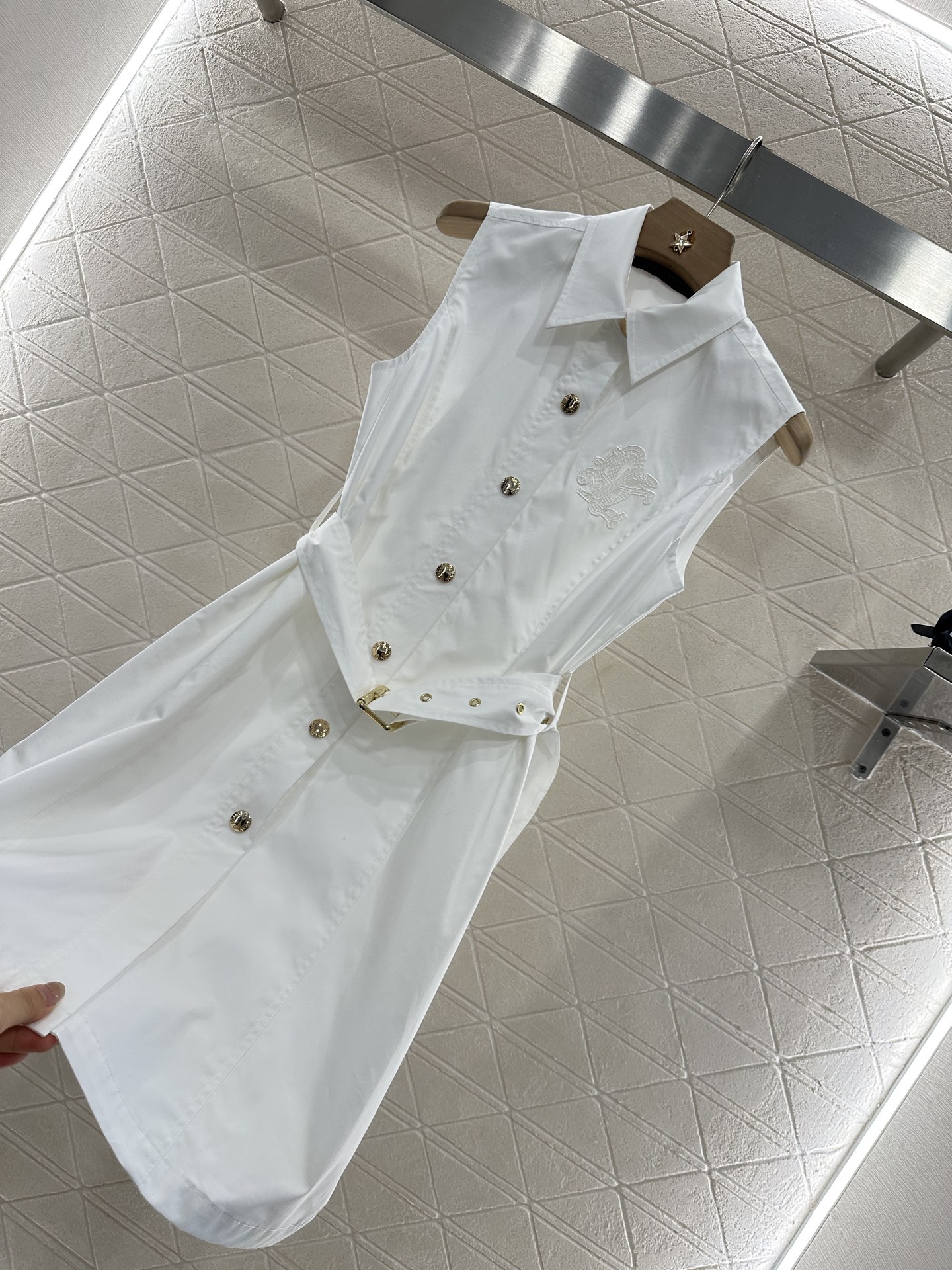 ♥Louis Vuitto*♥2025新品上架
      翻领衬衫连衣裙
定制YB斜纹全棉材质 质感光
