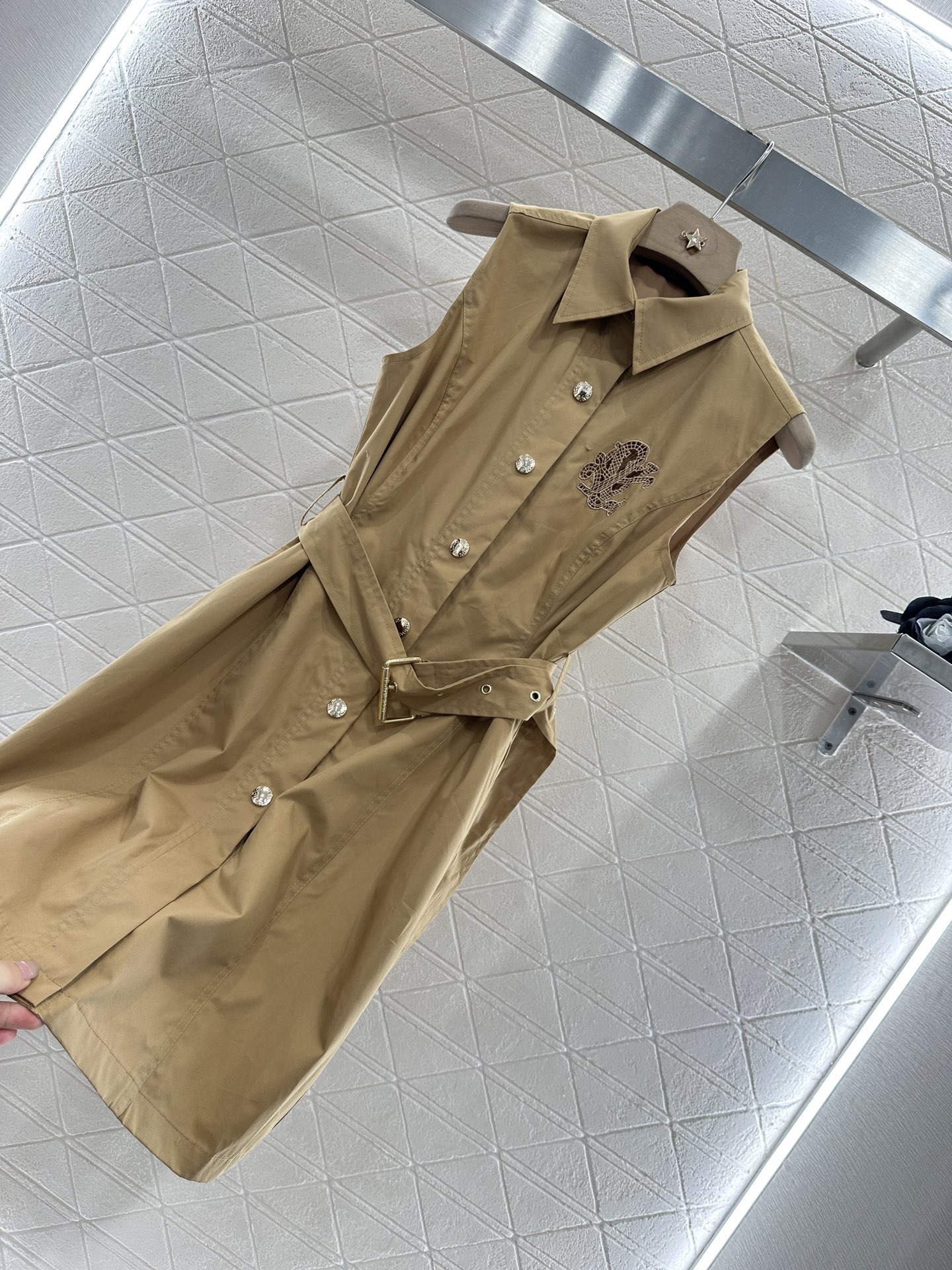 ♥Louis Vuitto*♥2025新品上架
      翻领衬衫连衣裙
定制YB斜纹全棉材质 质感光