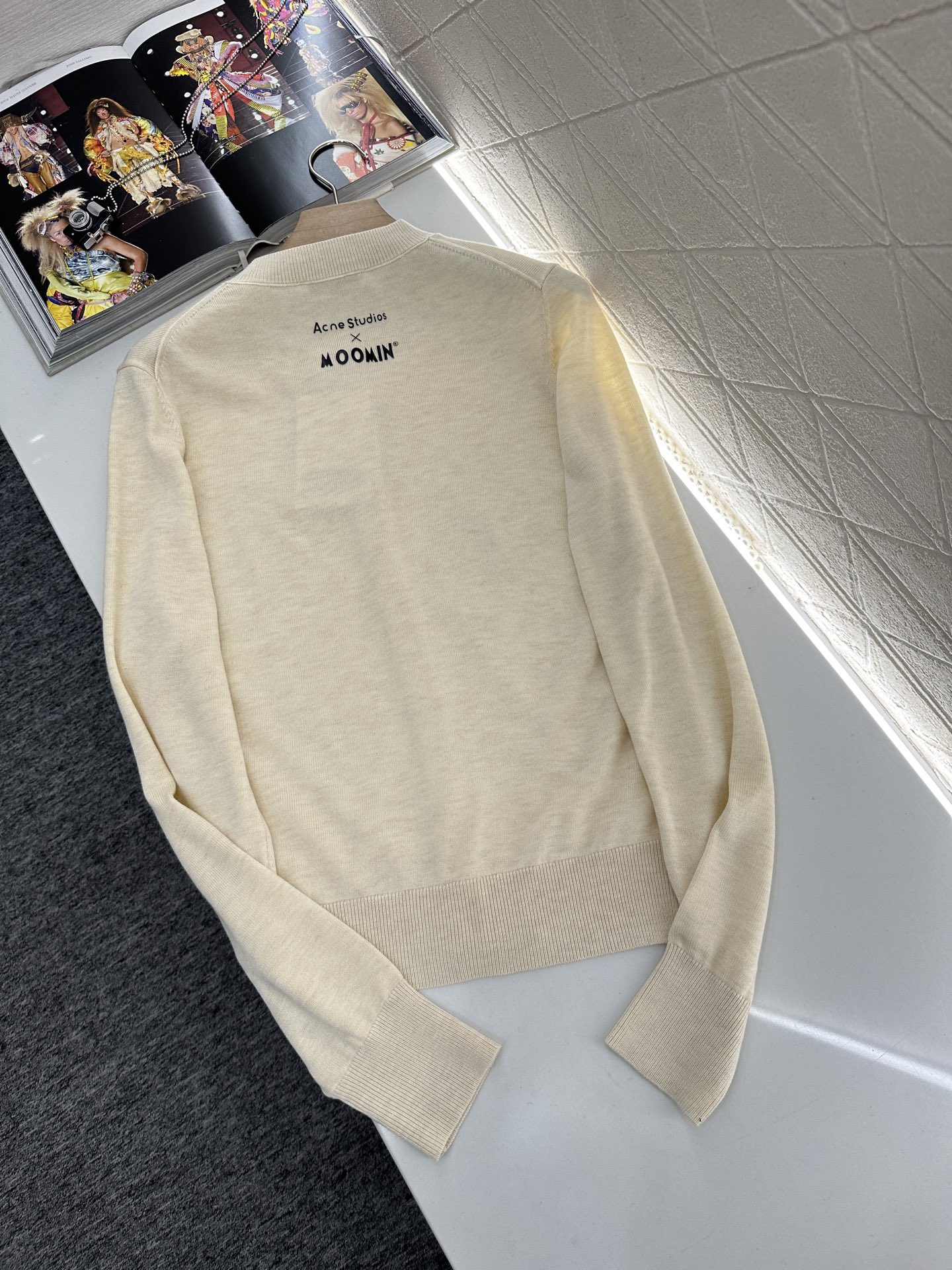 ♥Acne Studio*♥2025新品上架
      拼贴姆明章仔针织开衫
定制YB羊毛纱线织造 质