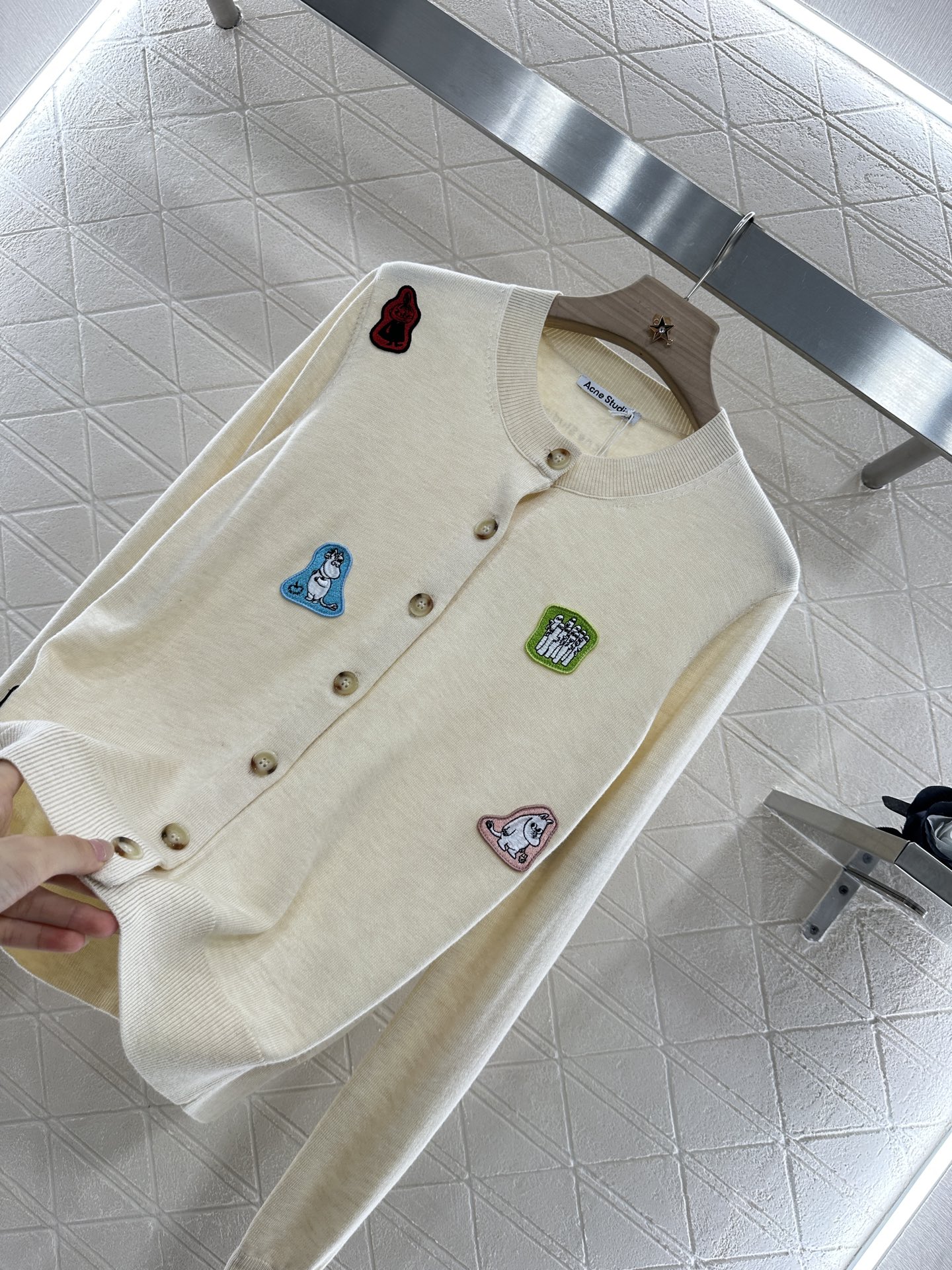♥Acne Studio*♥2025新品上架
      拼贴姆明章仔针织开衫
定制YB羊毛纱线织造 质