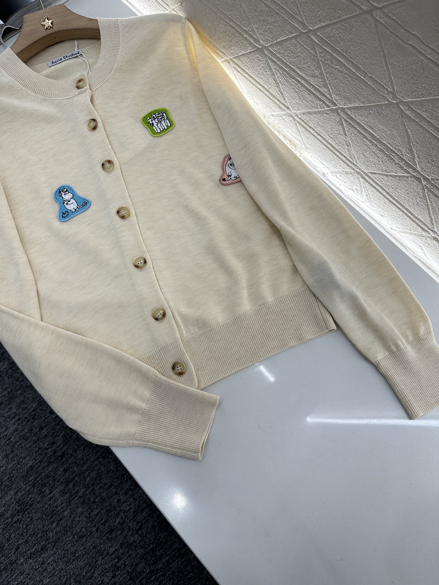 ♥Acne Studio*♥2025新品上架
      拼贴姆明章仔针织开衫
定制YB羊毛纱线织造 质