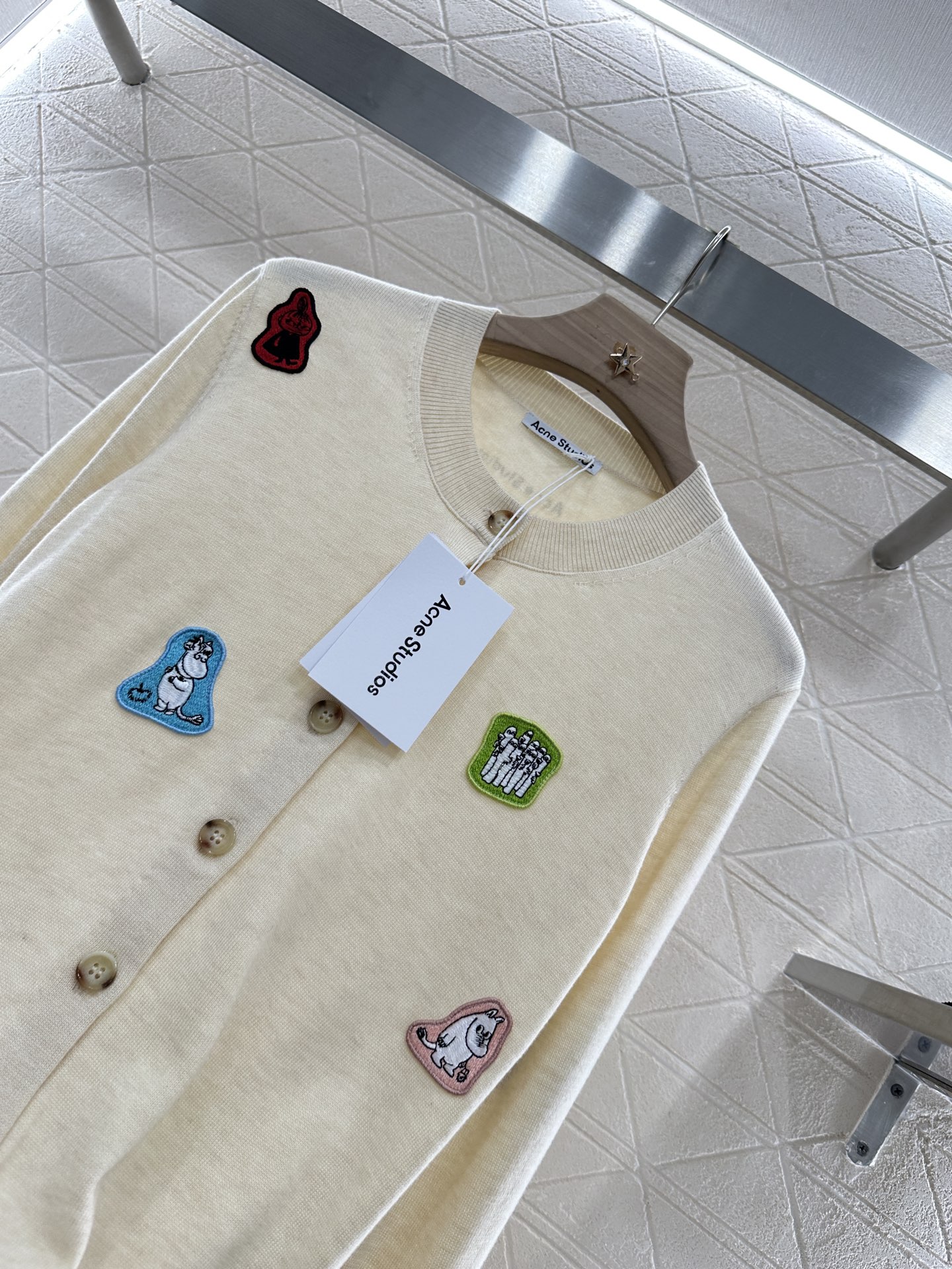 ♥Acne Studio*♥2025新品上架
      拼贴姆明章仔针织开衫
定制YB羊毛纱线织造 质