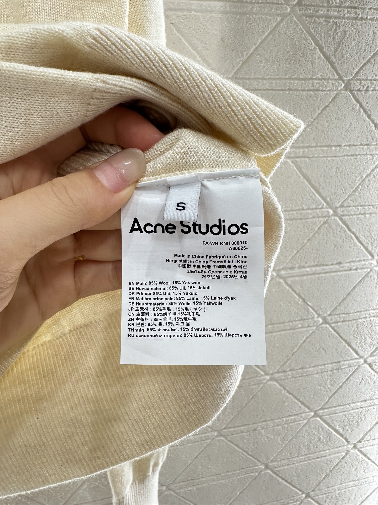 ♥Acne Studio*♥2025新品上架
      拼贴姆明章仔针织开衫
定制YB羊毛纱线织造 质