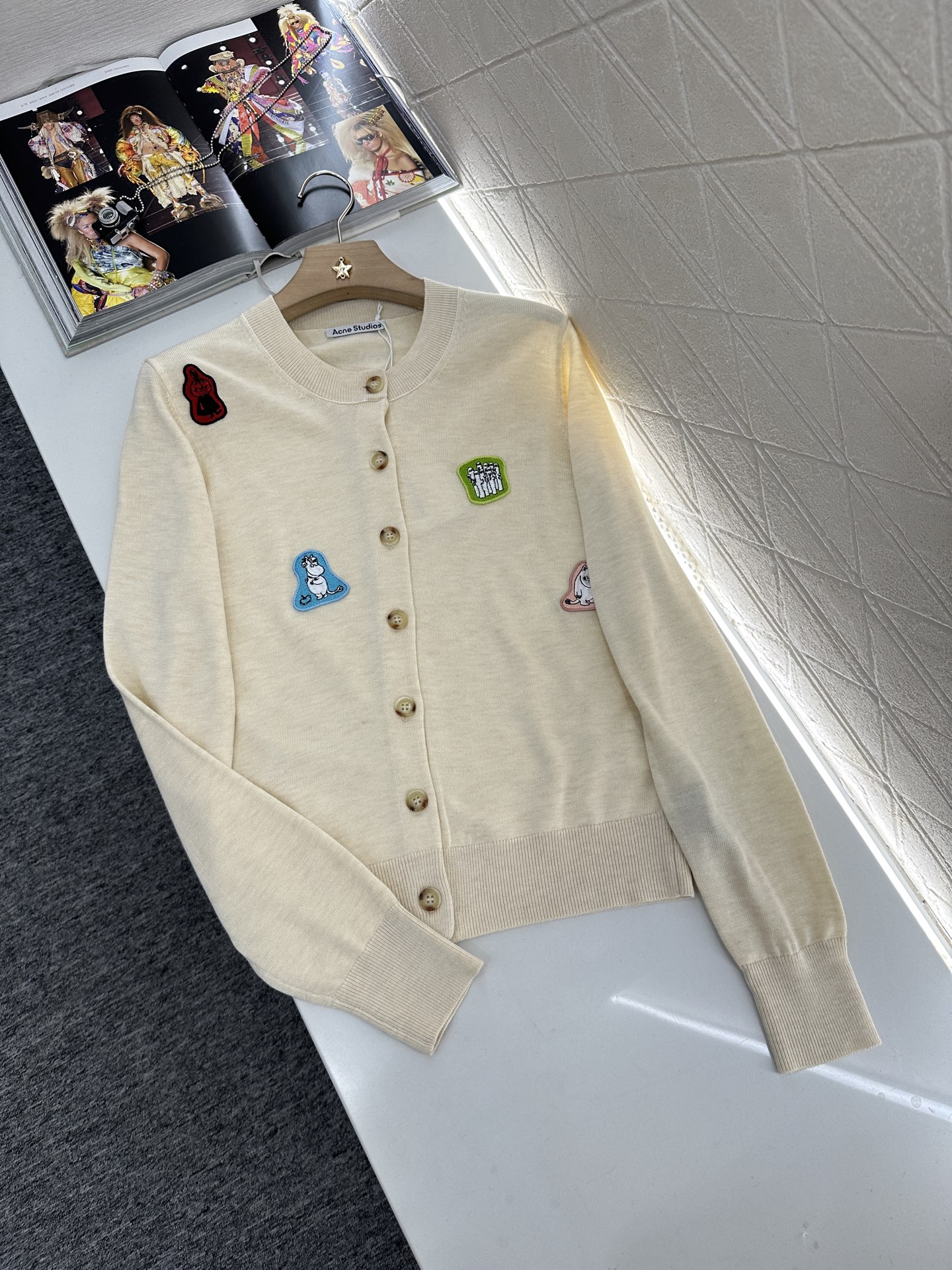 ♥Acne Studio*♥2025新品上架
      拼贴姆明章仔针织开衫
定制YB羊毛纱线织造 质
