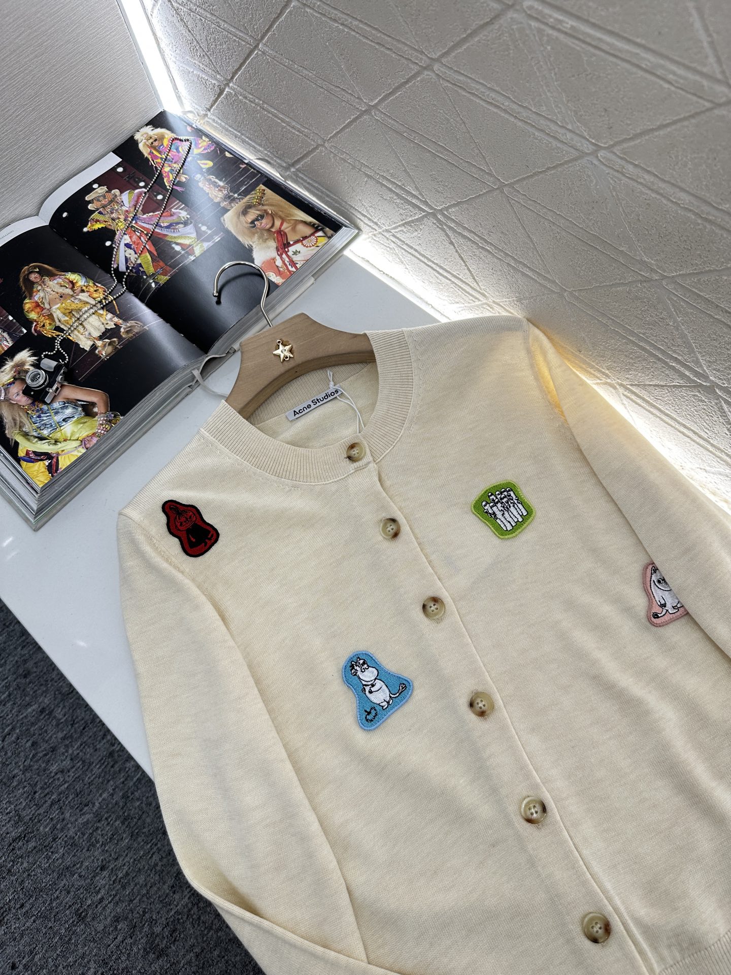 ♥Acne Studio*♥2025新品上架
      拼贴姆明章仔针织开衫
定制YB羊毛纱线织造 质