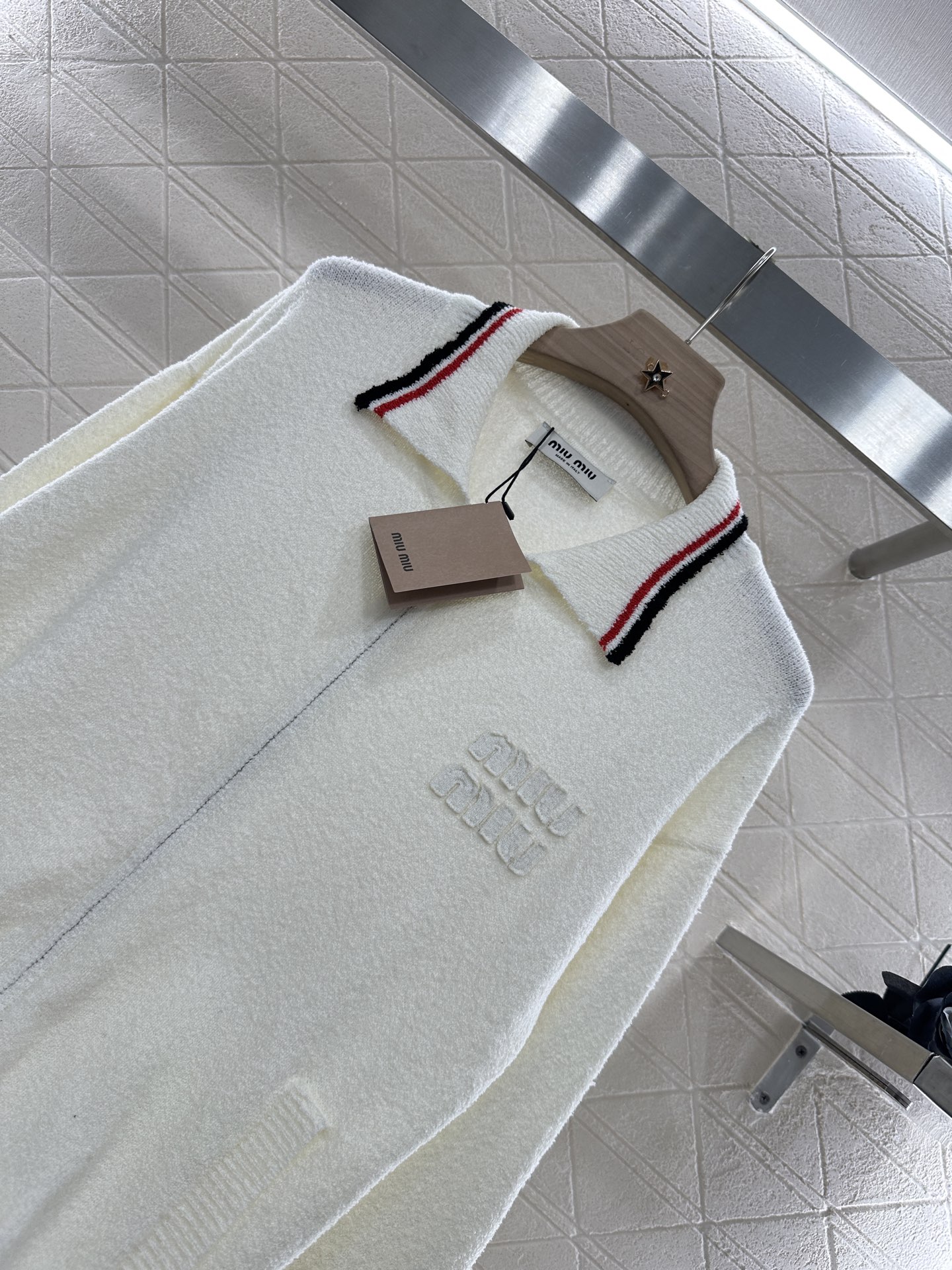 ♥Miumi*♥2025新品上架
    拉链针织开衫
定制YB棉纶纱线织造 质感光泽 柔软亲肤 常规翻