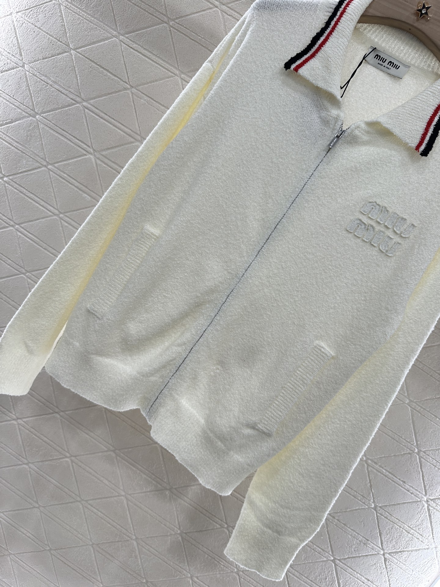 ♥Miumi*♥2025新品上架
    拉链针织开衫
定制YB棉纶纱线织造 质感光泽 柔软亲肤 常规翻
