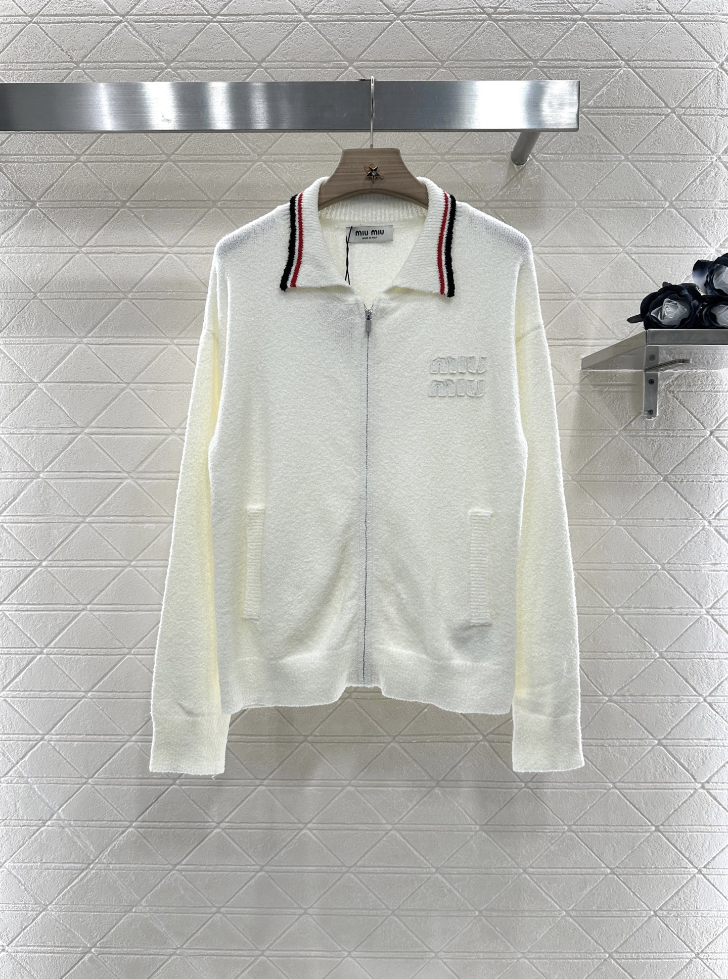 ♥Miumi*♥2025新品上架
    拉链针织开衫
定制YB棉纶纱线织造 质感光泽 柔软亲肤 常规翻
