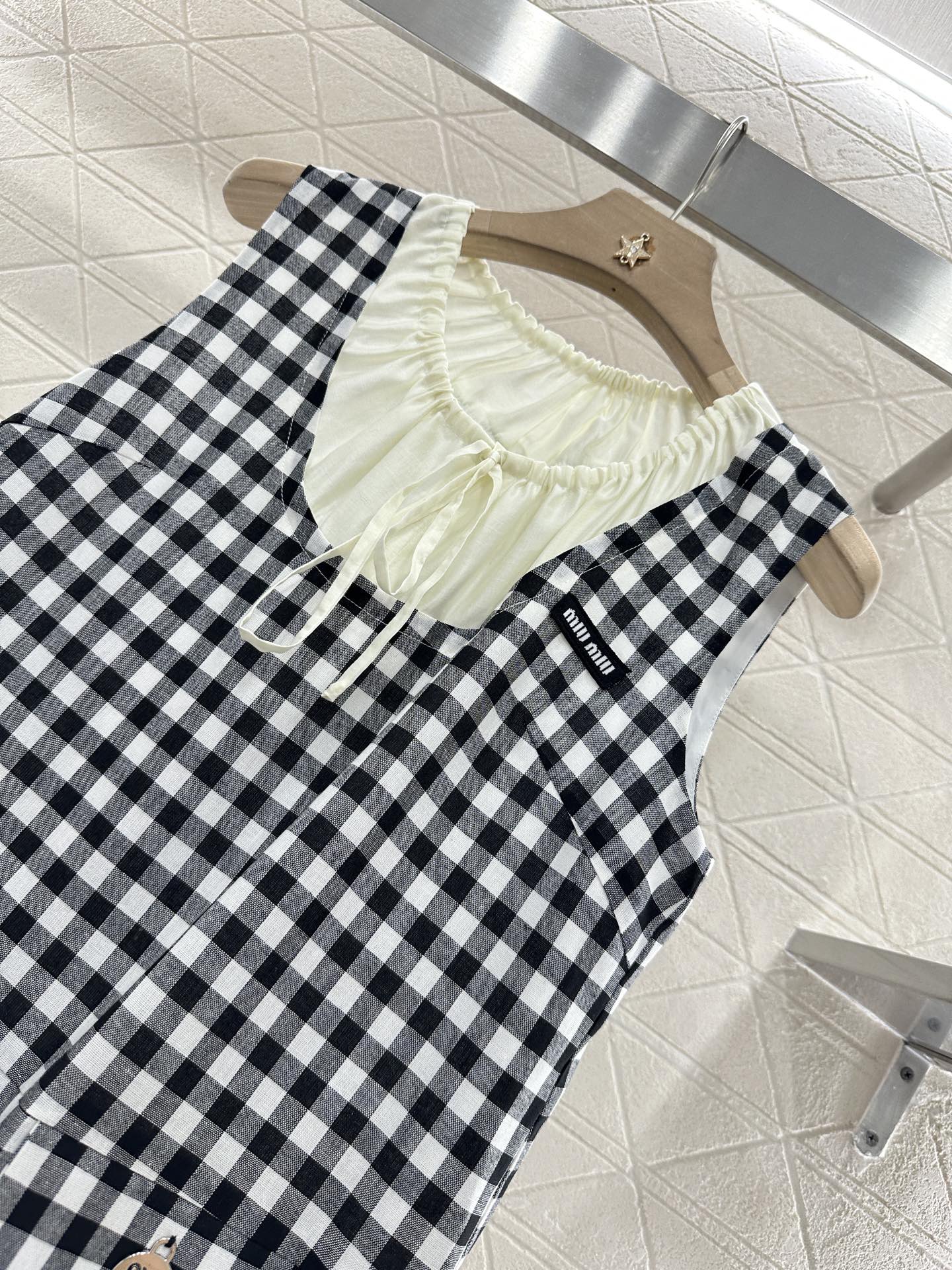 ♥Miumi*♥2025新品上架
    假两件格纹背心裙
定制YB斜纹全棉材质 质感透气 舒适垂顺 背