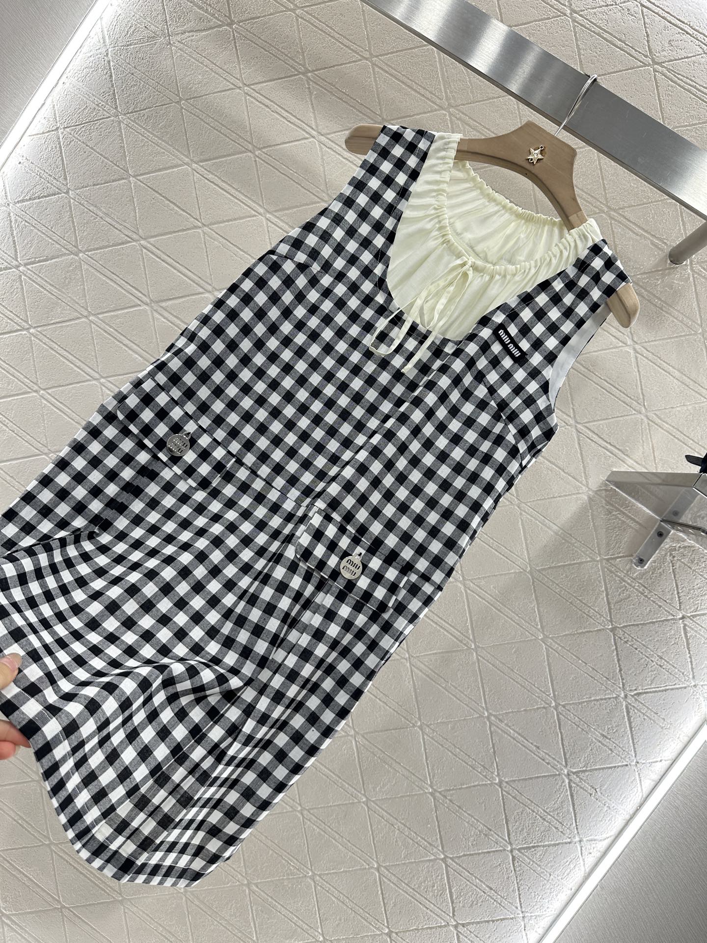 ♥Miumi*♥2025新品上架
    假两件格纹背心裙
定制YB斜纹全棉材质 质感透气 舒适垂顺 背
