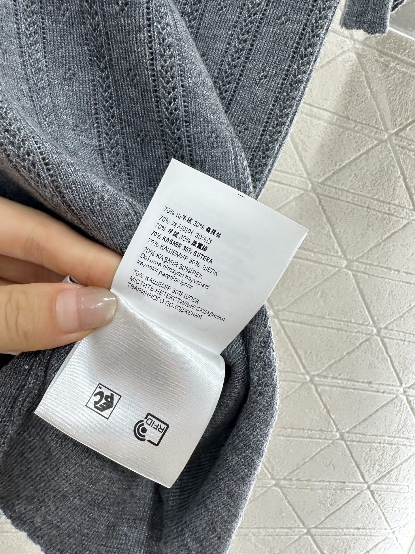 ♥Miumi*♥2025新品上架
     翻领针织短袖
定制YB丝毛纱线织造 细腻柔软 弹力十足 精致