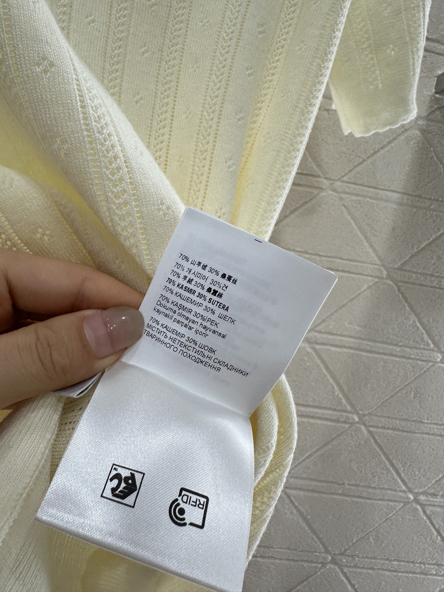 ♥Miumi*♥2025新品上架
     翻领针织短袖
定制YB丝毛纱线织造 细腻柔软 弹力十足 精致