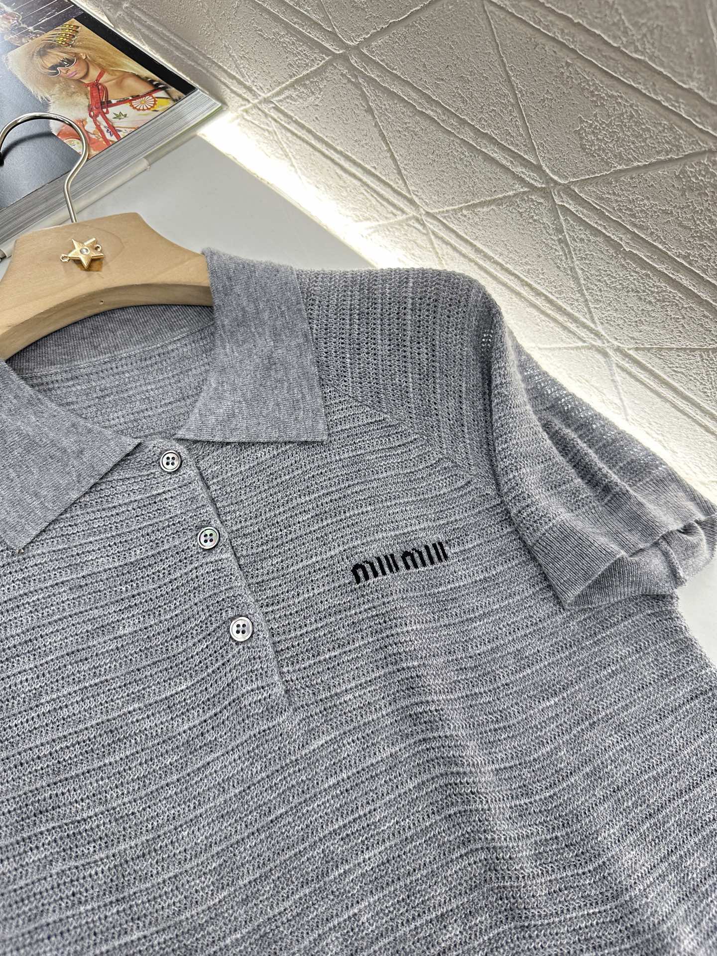 ♥Miumi*♥2025新品上架
   宽松翻领针织短袖
定制YB丝毛纱线织造 细腻柔软 弹力十足 精致