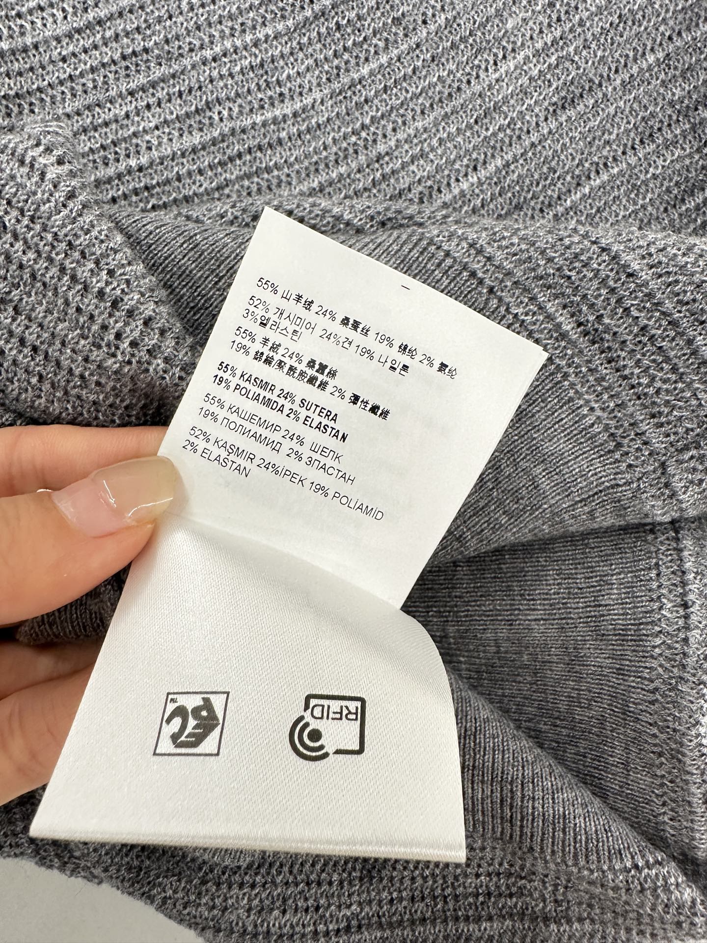 ♥Miumi*♥2025新品上架
   宽松翻领针织短袖
定制YB丝毛纱线织造 细腻柔软 弹力十足 精致