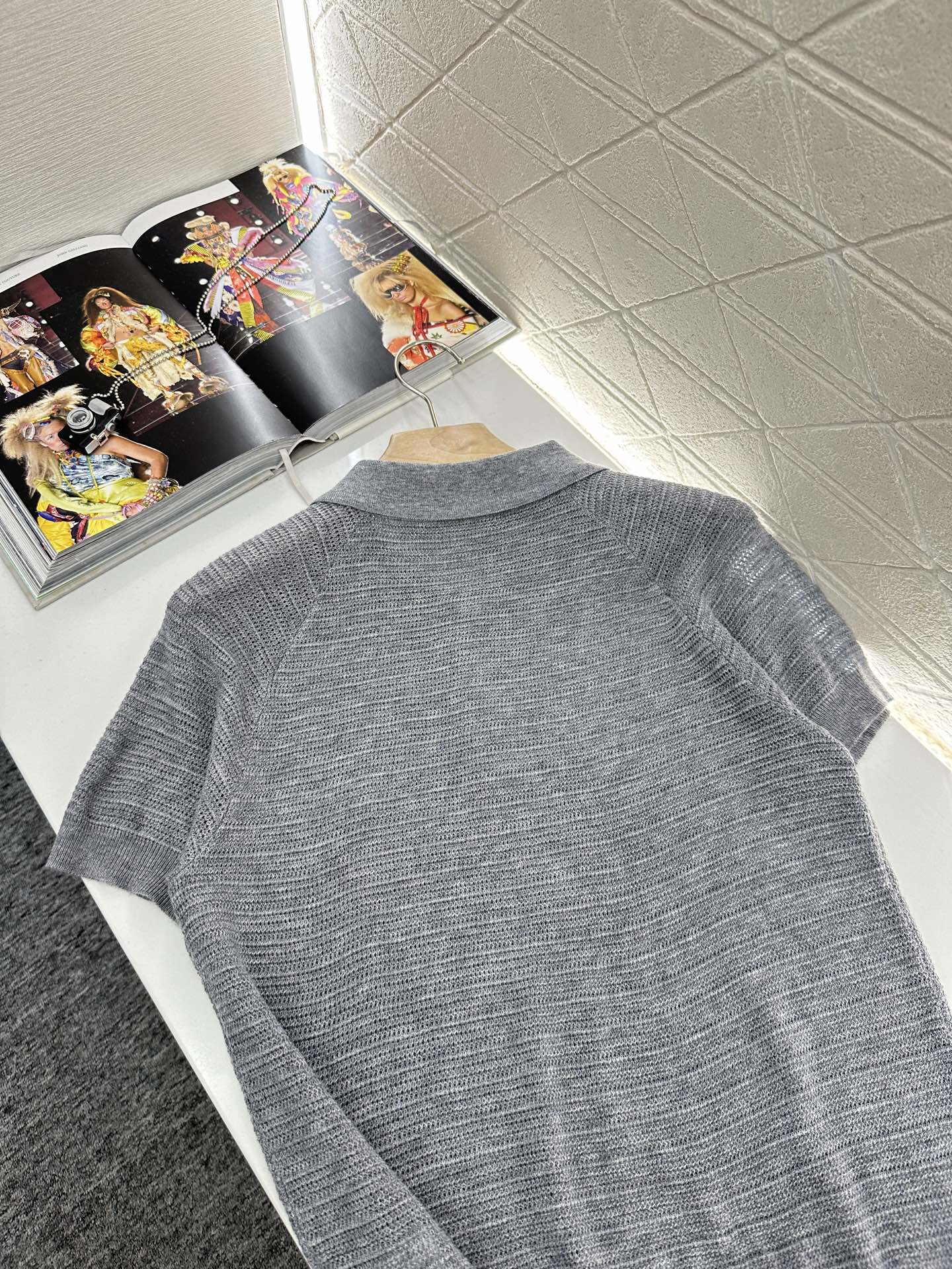 ♥Miumi*♥2025新品上架
   宽松翻领针织短袖
定制YB丝毛纱线织造 细腻柔软 弹力十足 精致