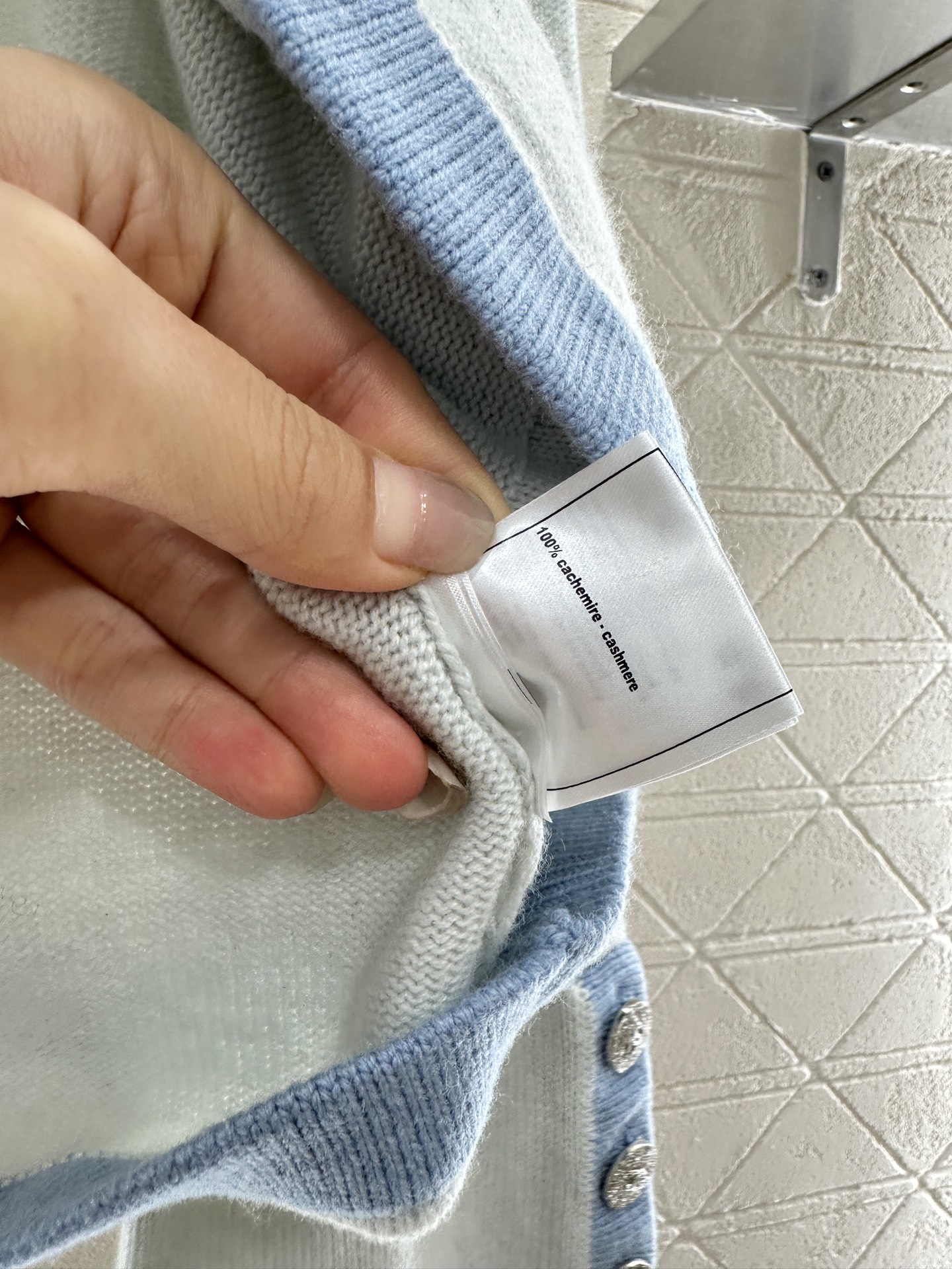 ♥Chane*♥2025新品上架
    系带撞色针织开衫
定制YB羊绒纱线织造 质感高级 舒适柔软 圆