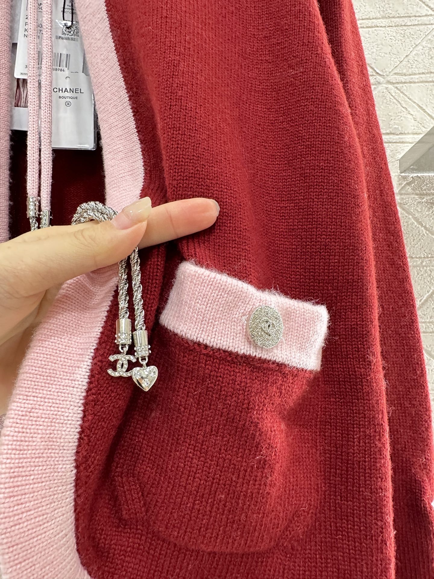 ♥Chane*♥2025新品上架
    系带撞色针织开衫
定制YB羊绒纱线织造 质感高级 舒适柔软 圆