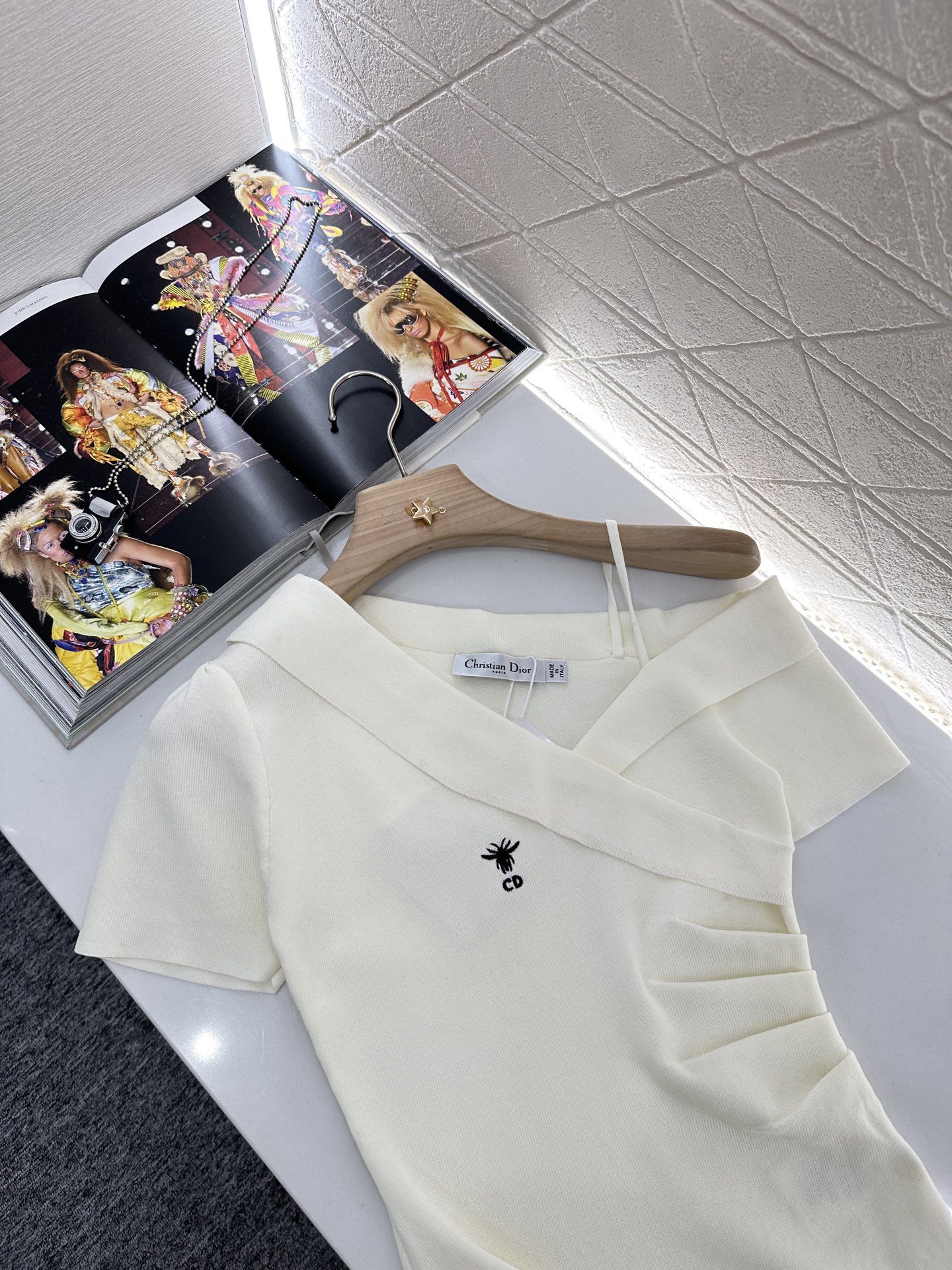 ♥Dio*♥2025新品上架
     斜肩针织短袖上衣
定制YB进口纱线织造 弹力舒适 透气好穿 针织