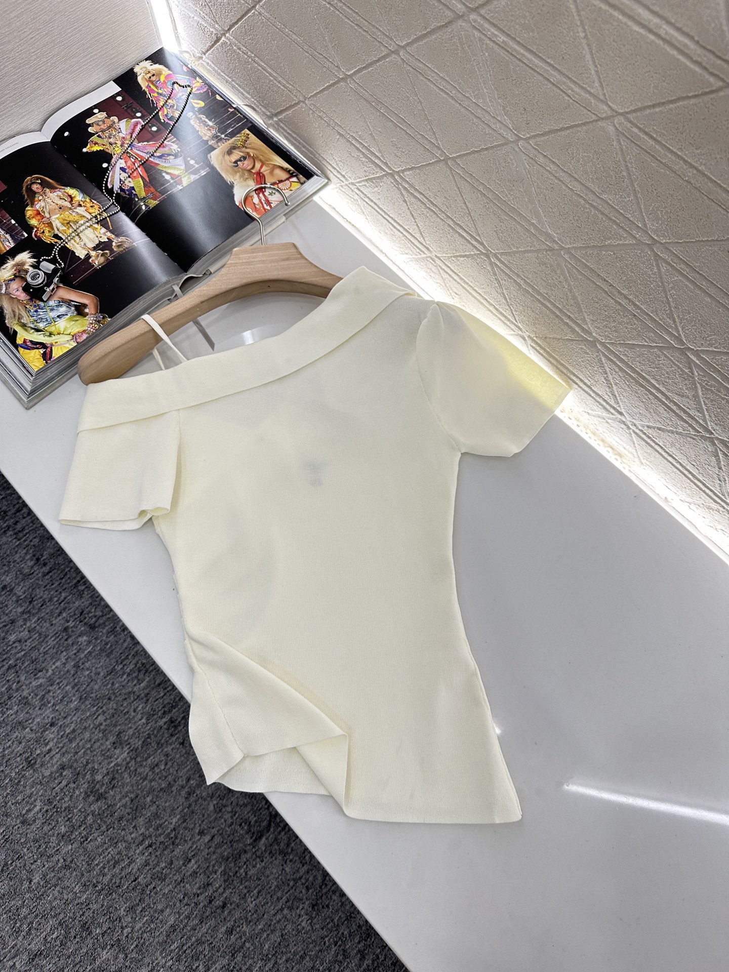 ♥Dio*♥2025新品上架
     斜肩针织短袖上衣
定制YB进口纱线织造 弹力舒适 透气好穿 针织