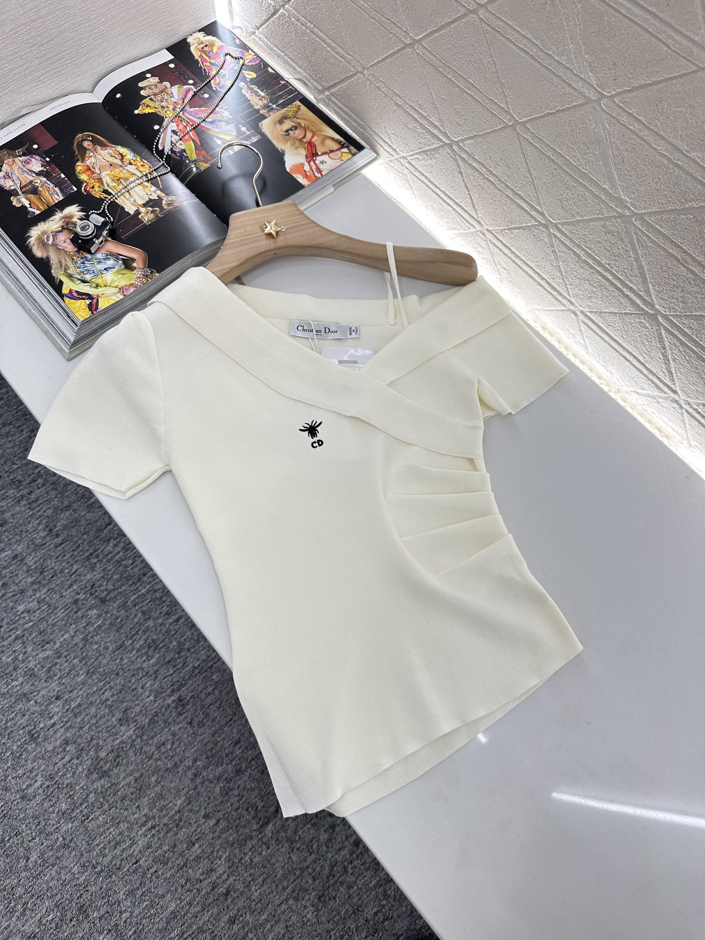 ♥Dio*♥2025新品上架
     斜肩针织短袖上衣
定制YB进口纱线织造 弹力舒适 透气好穿 针织