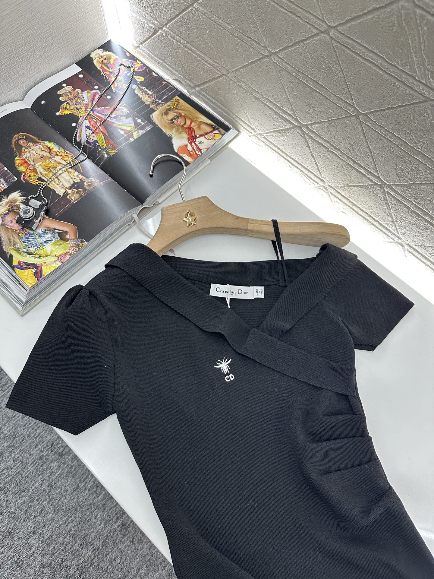 ♥Dio*♥2025新品上架
     斜肩针织短袖上衣
定制YB进口纱线织造 弹力舒适 透气好穿 针织