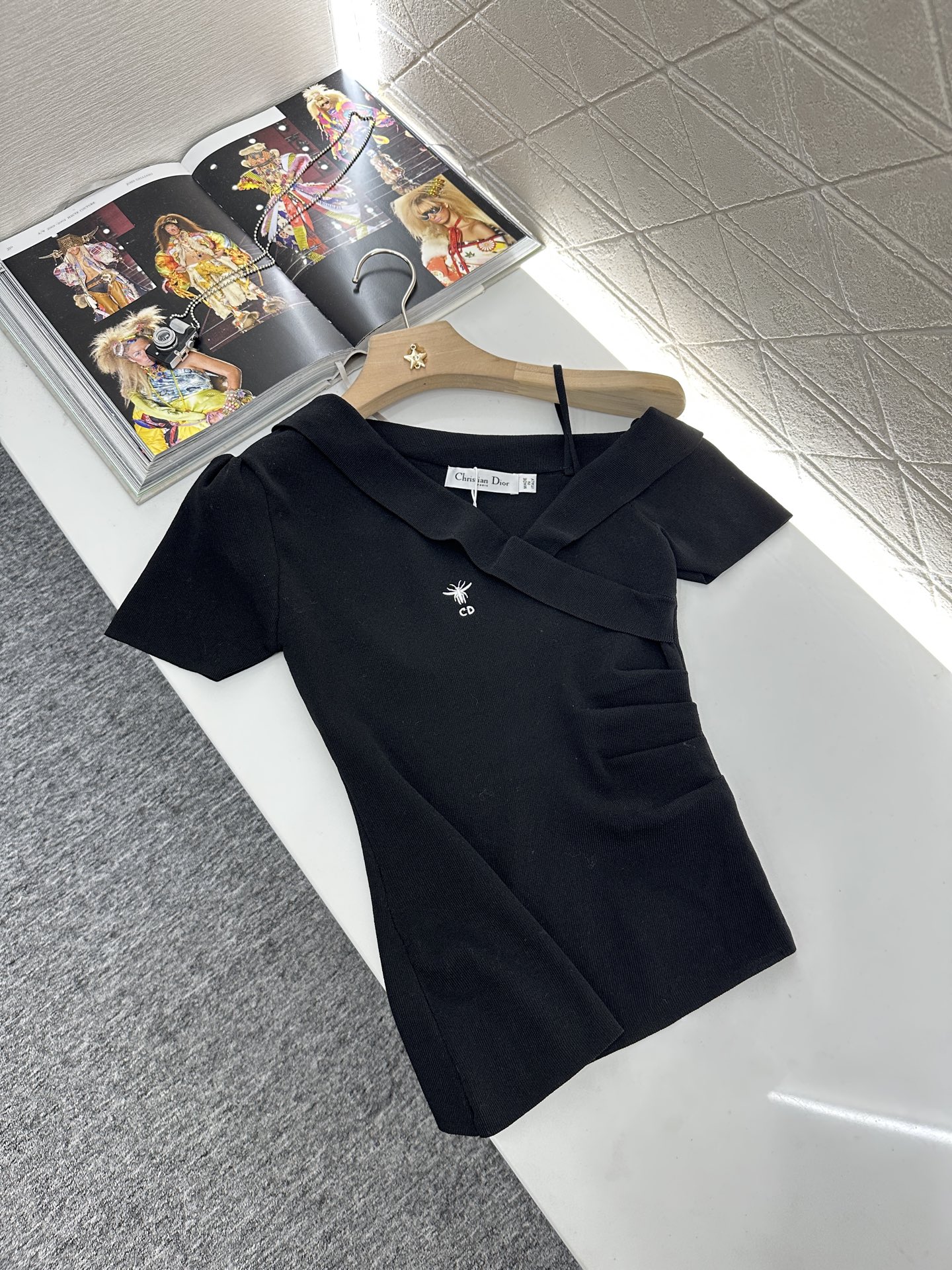 ♥Dio*♥2025新品上架
     斜肩针织短袖上衣
定制YB进口纱线织造 弹力舒适 透气好穿 针织