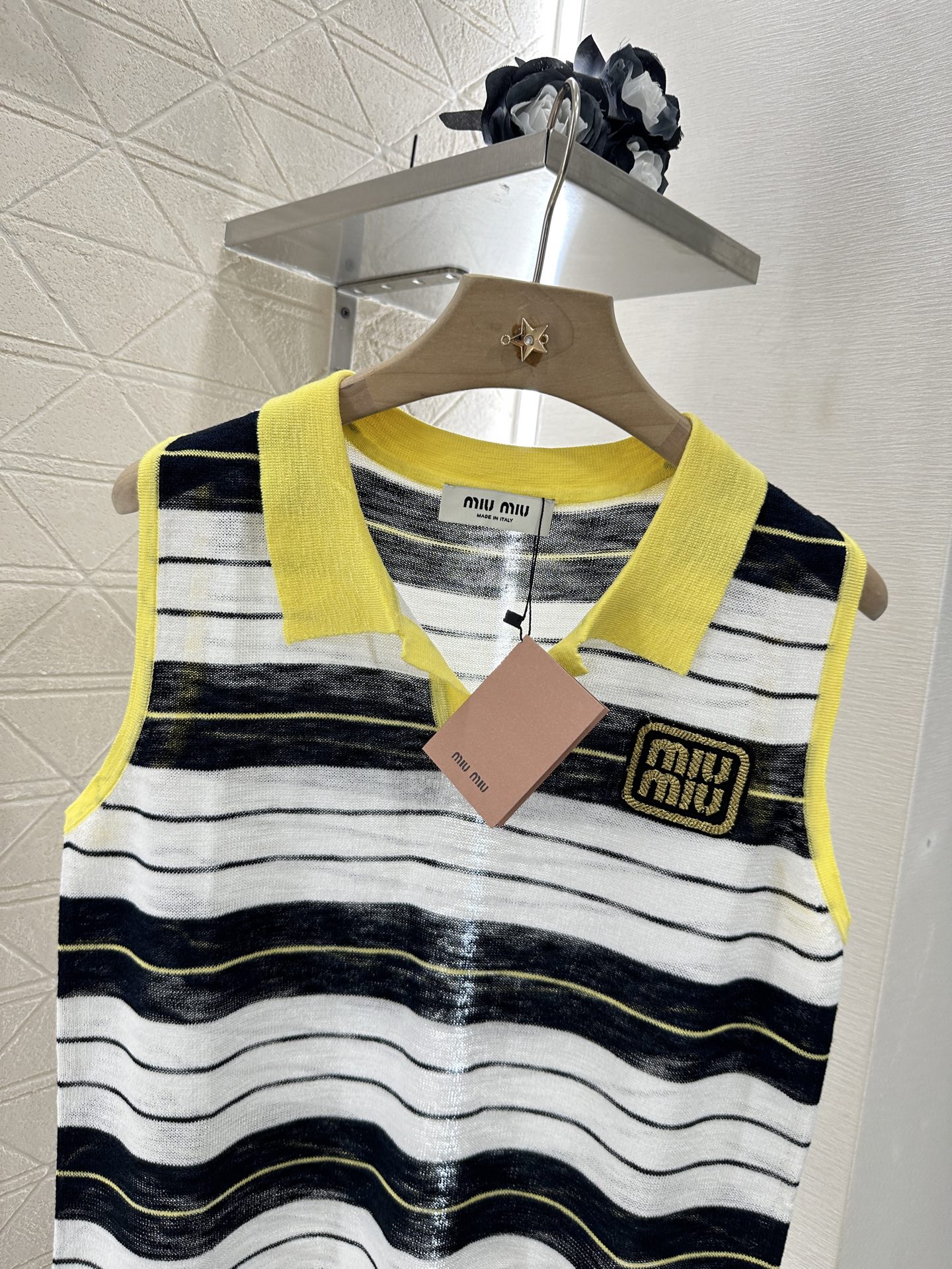 ♥Miumi*♥2025新品上架
     翻领针织背心
定制YB进口纱线织造 质感高级舒适 翻领半开襟