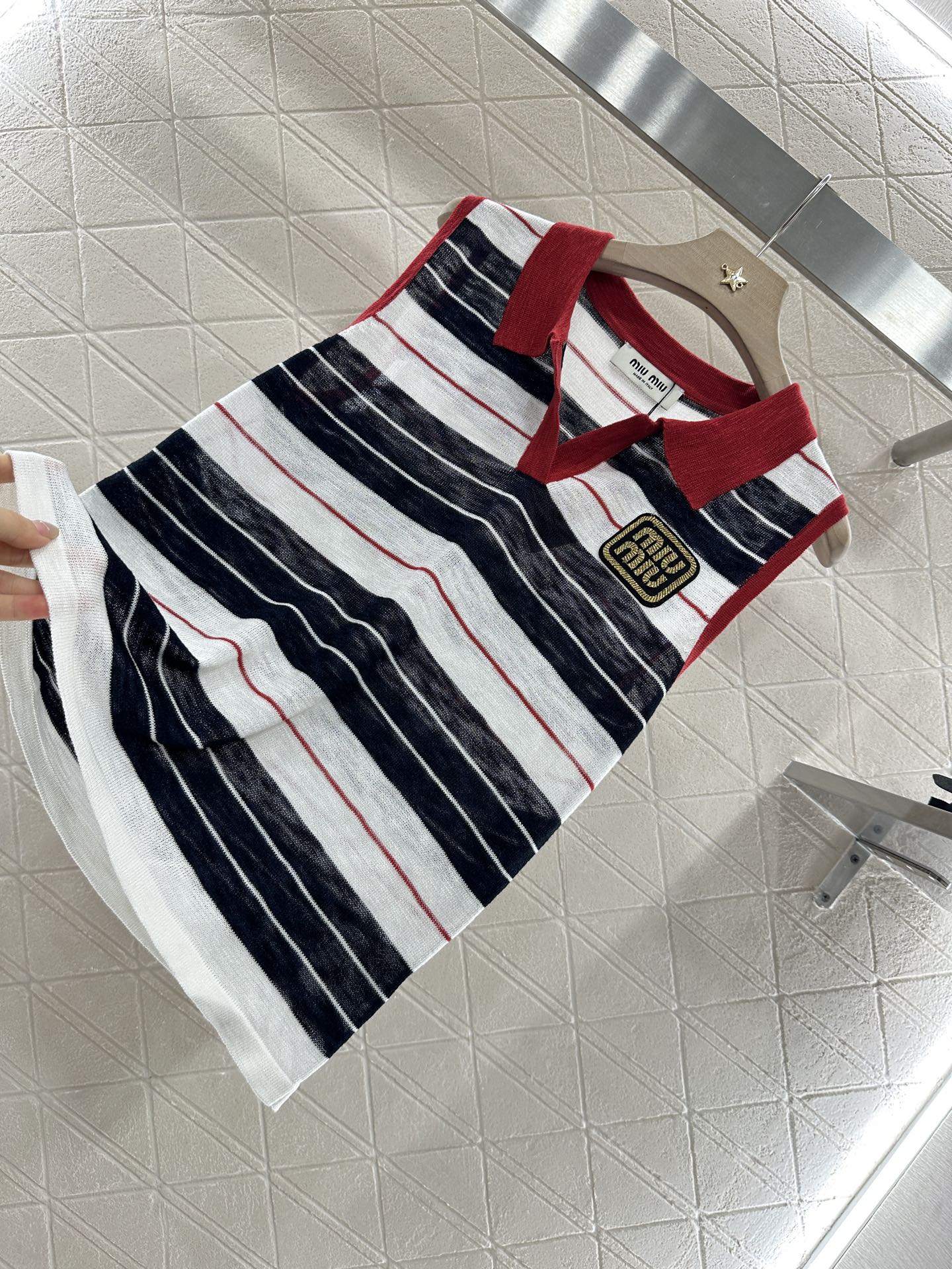 ♥Miumi*♥2025新品上架
     翻领针织背心
定制YB进口纱线织造 质感高级舒适 翻领半开襟