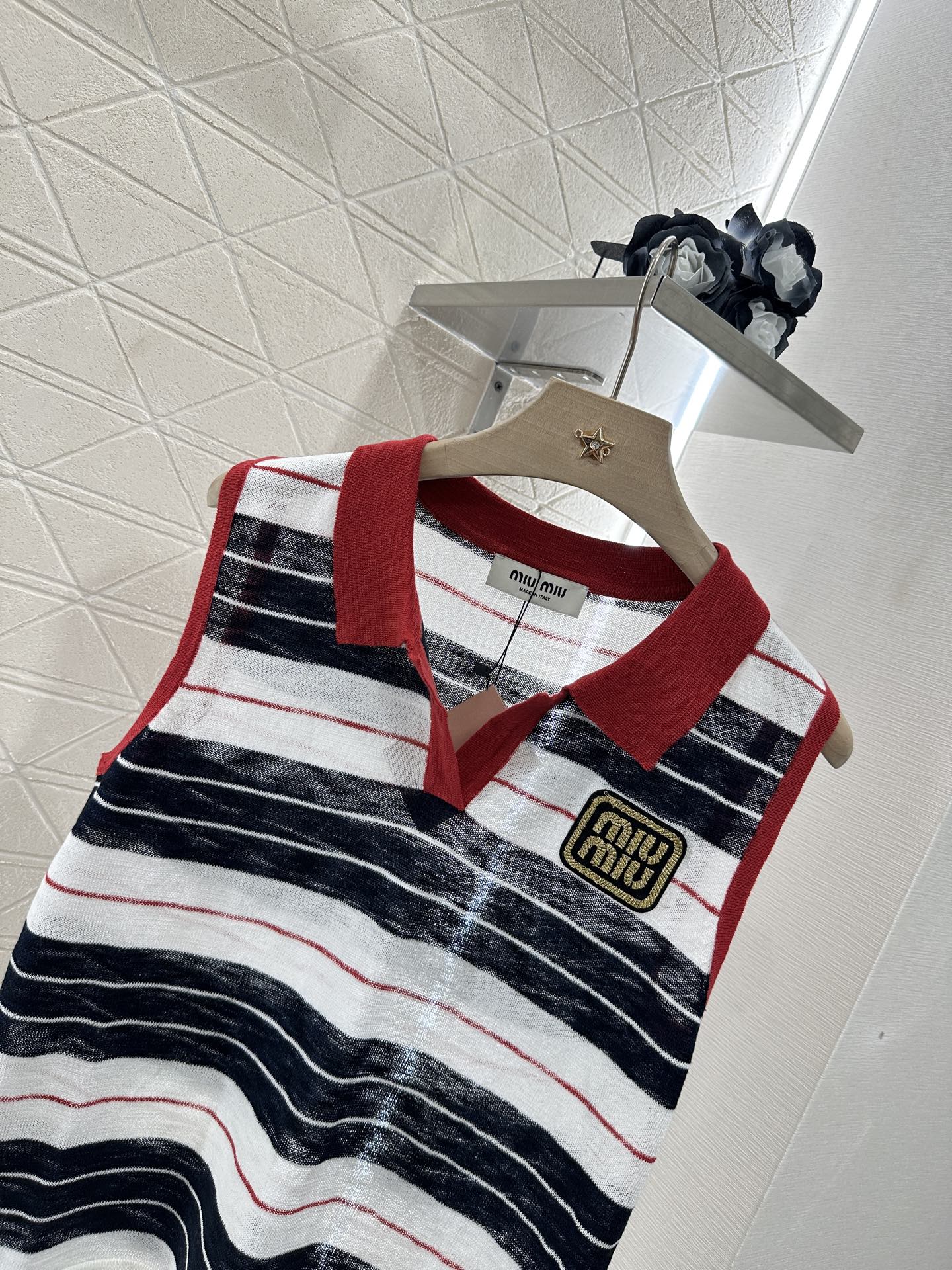 ♥Miumi*♥2025新品上架
     翻领针织背心
定制YB进口纱线织造 质感高级舒适 翻领半开襟