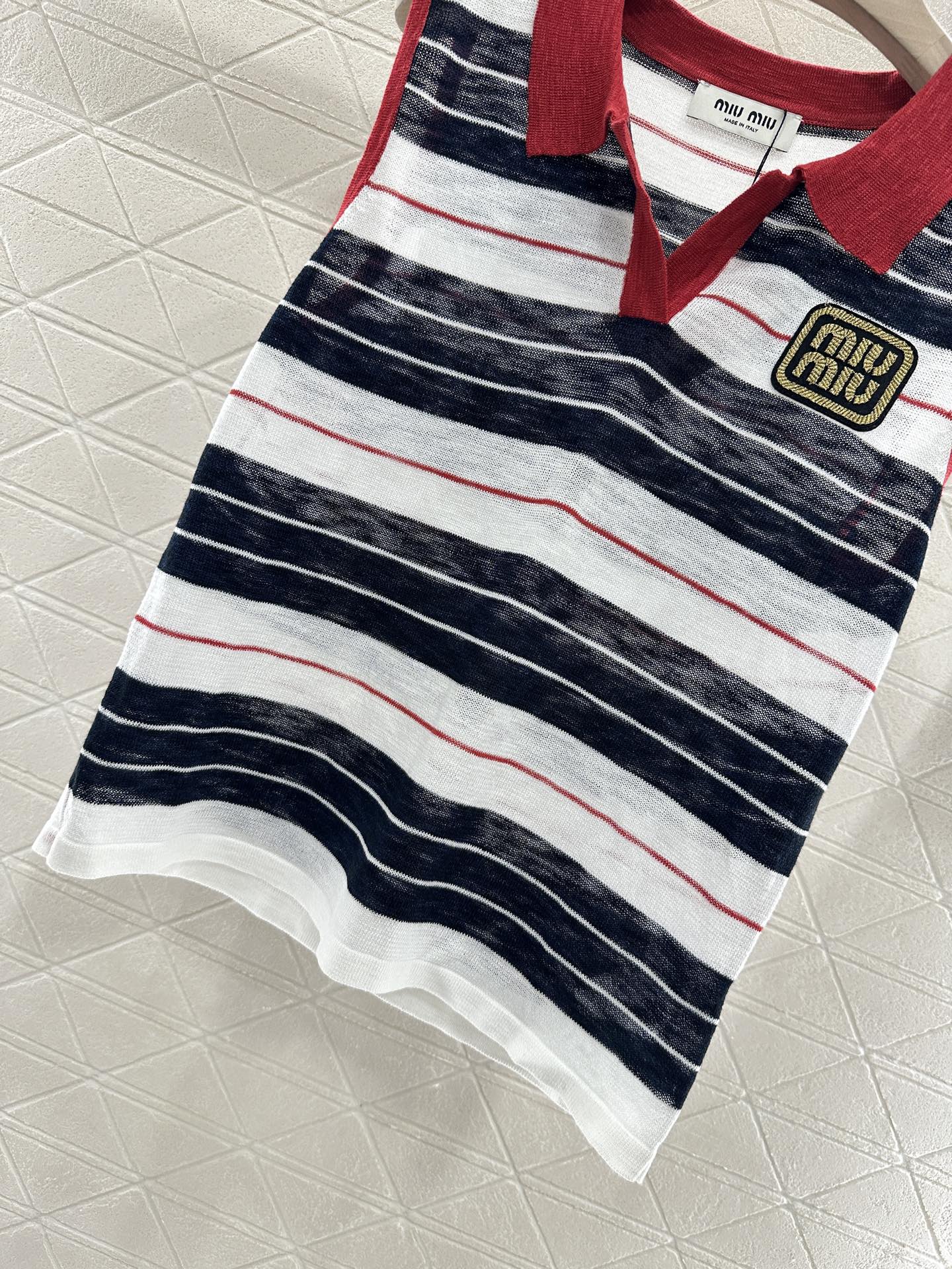 ♥Miumi*♥2025新品上架
     翻领针织背心
定制YB进口纱线织造 质感高级舒适 翻领半开襟