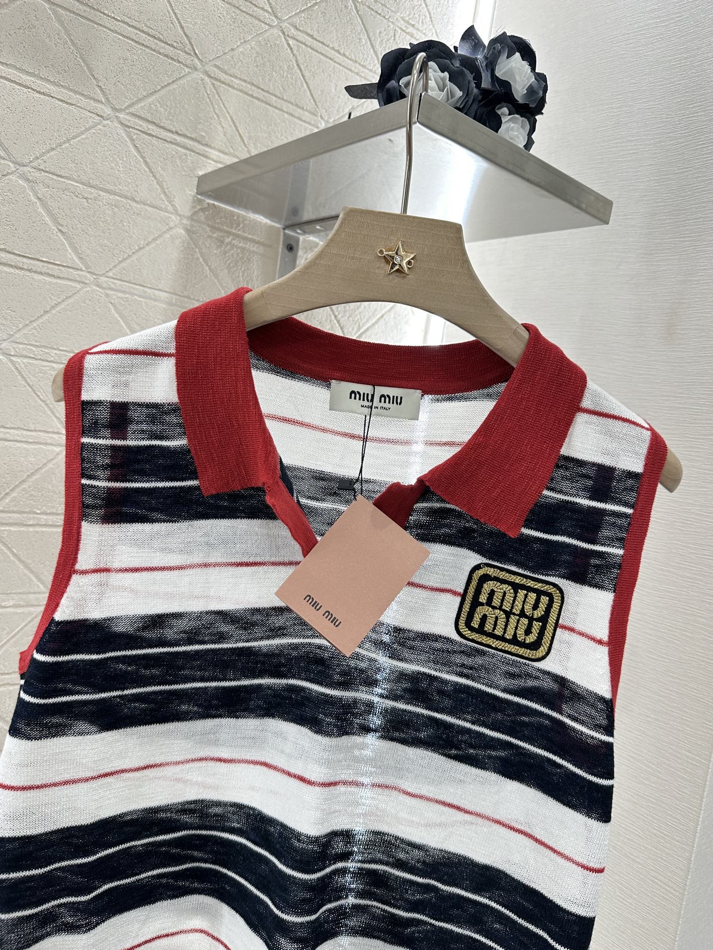 ♥Miumi*♥2025新品上架
     翻领针织背心
定制YB进口纱线织造 质感高级舒适 翻领半开襟