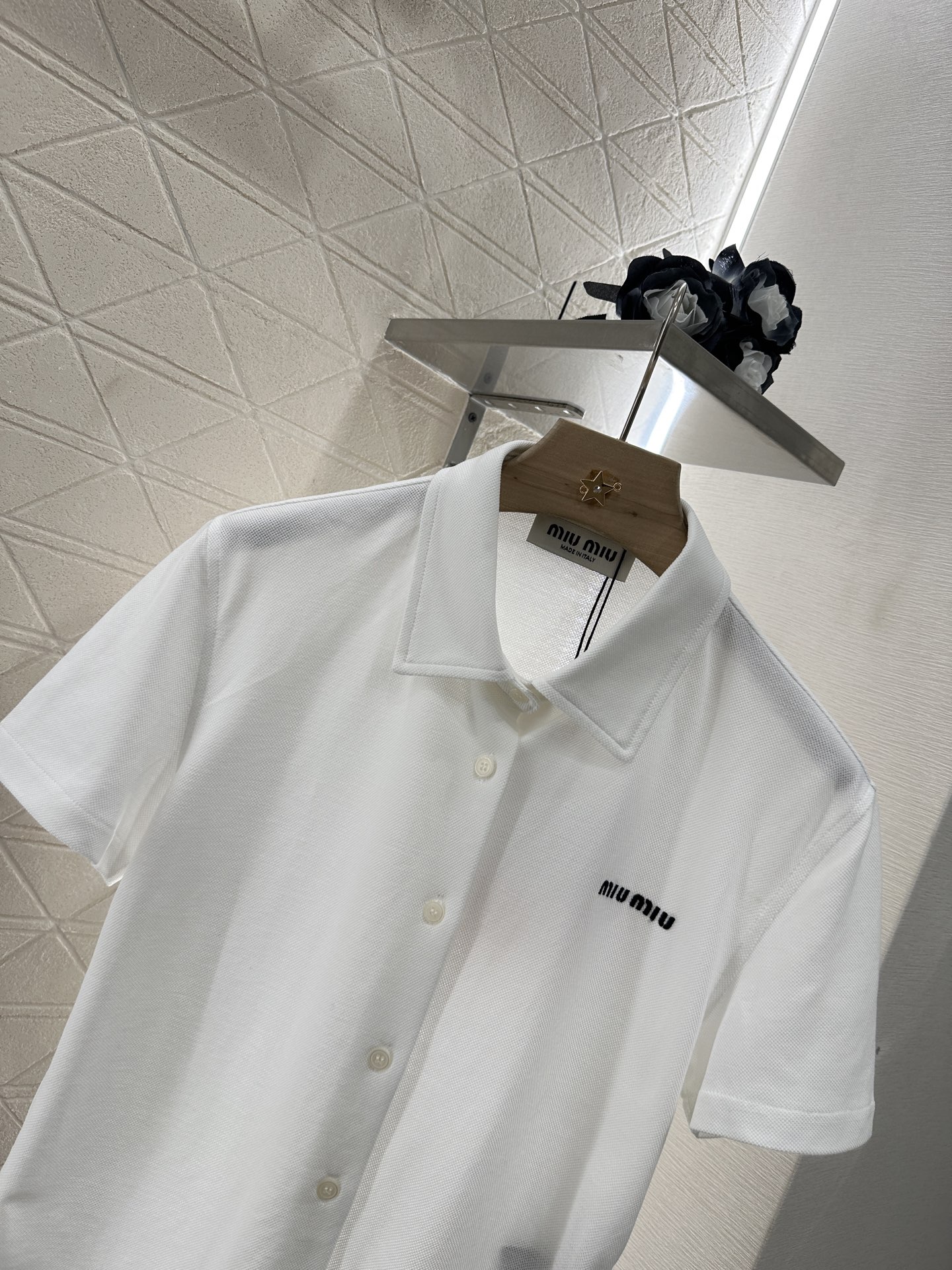 ♥Miumi*♥2025新品上架
    翻领短袖𝑝𝑜𝑙𝑜开衫
定制YB朱地全棉材质 自带空洞 吸湿透气