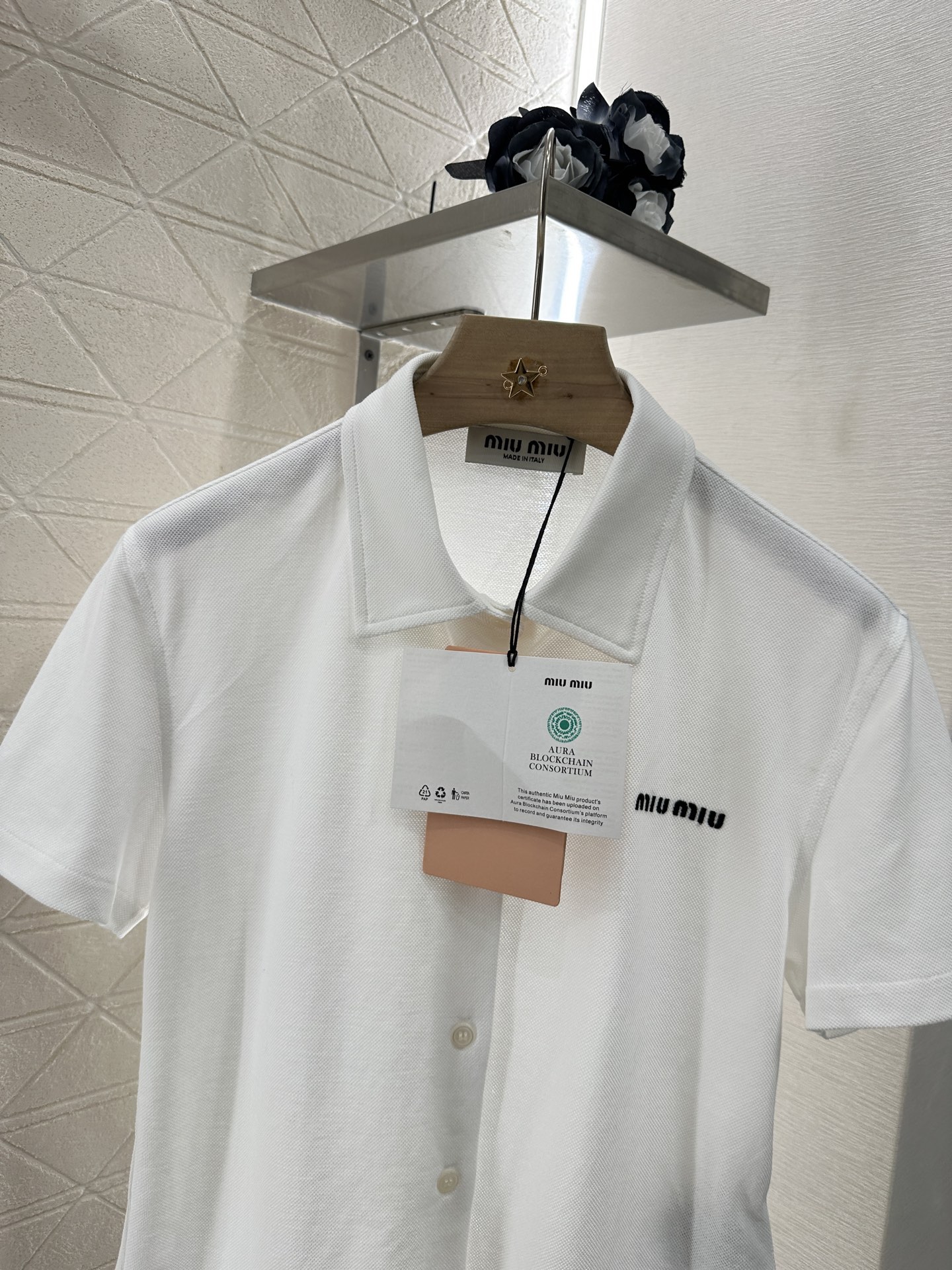 ♥Miumi*♥2025新品上架
    翻领短袖𝑝𝑜𝑙𝑜开衫
定制YB朱地全棉材质 自带空洞 吸湿透气