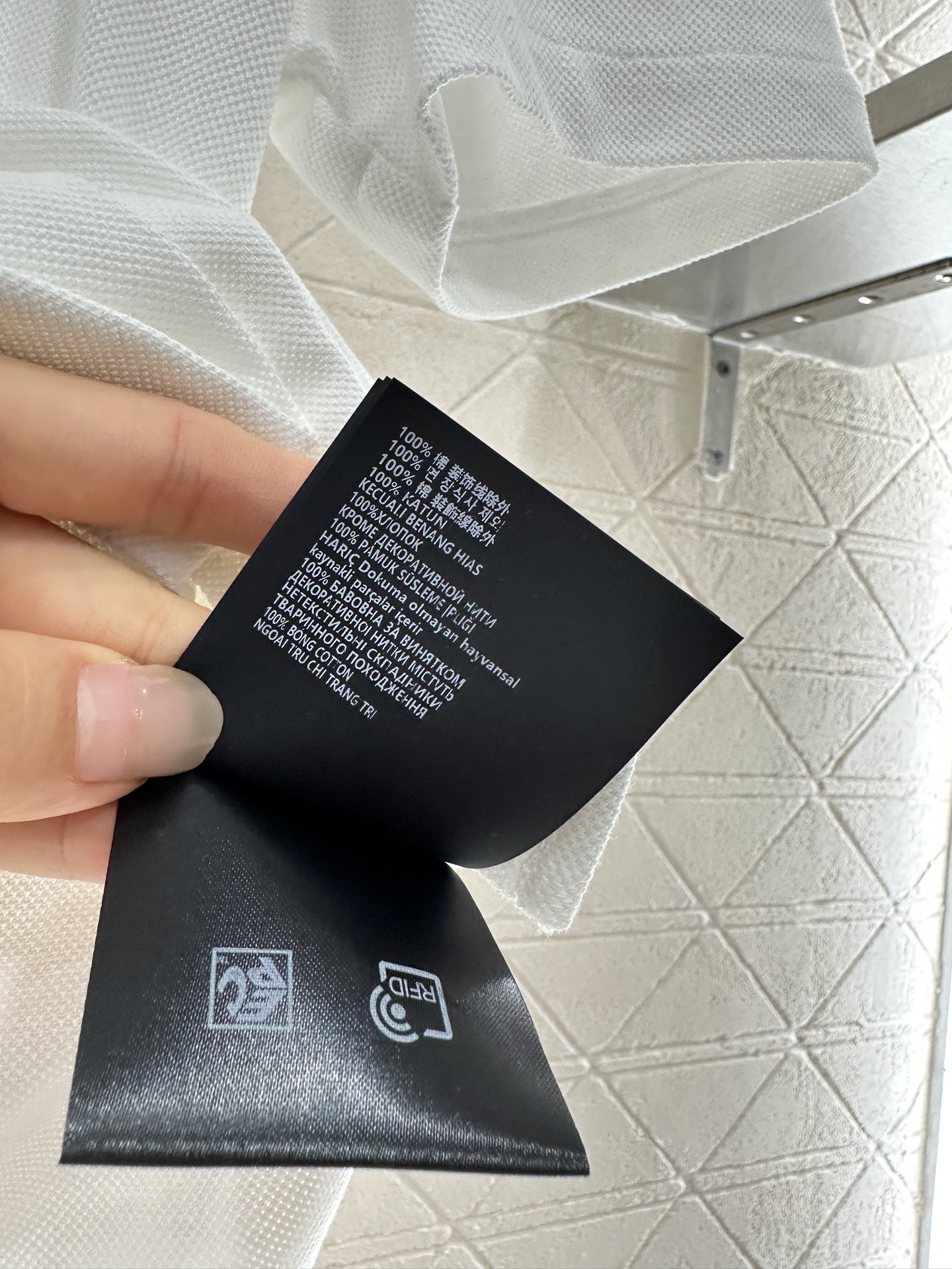 ♥Miumi*♥2025新品上架
    翻领短袖𝑝𝑜𝑙𝑜开衫
定制YB朱地全棉材质 自带空洞 吸湿透气