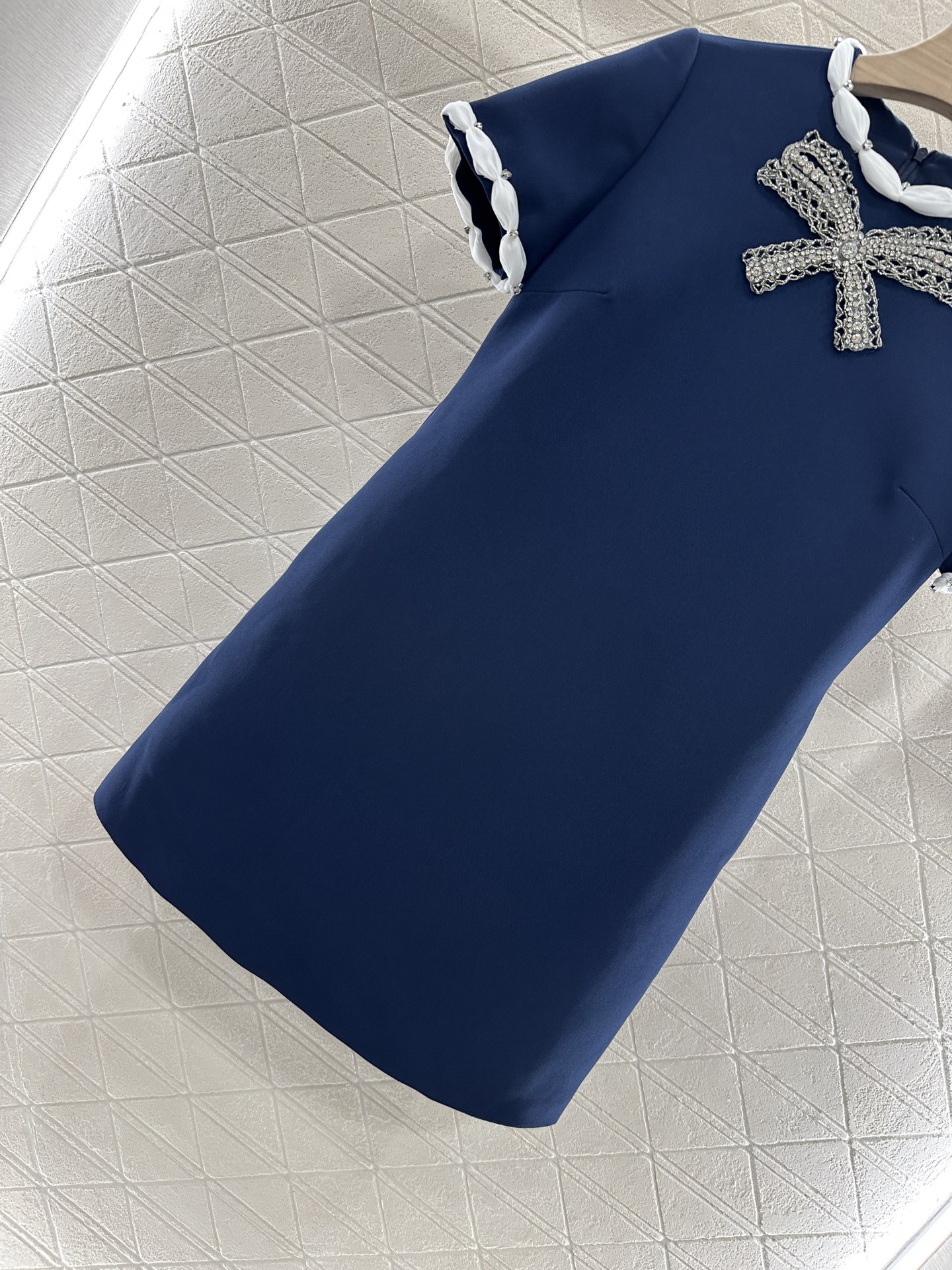 ♥Valentin*♥2025新品上架
     蝴蝶结水钻短袖连衣裙
定制YB进口醋酸材质 质感细腻 
