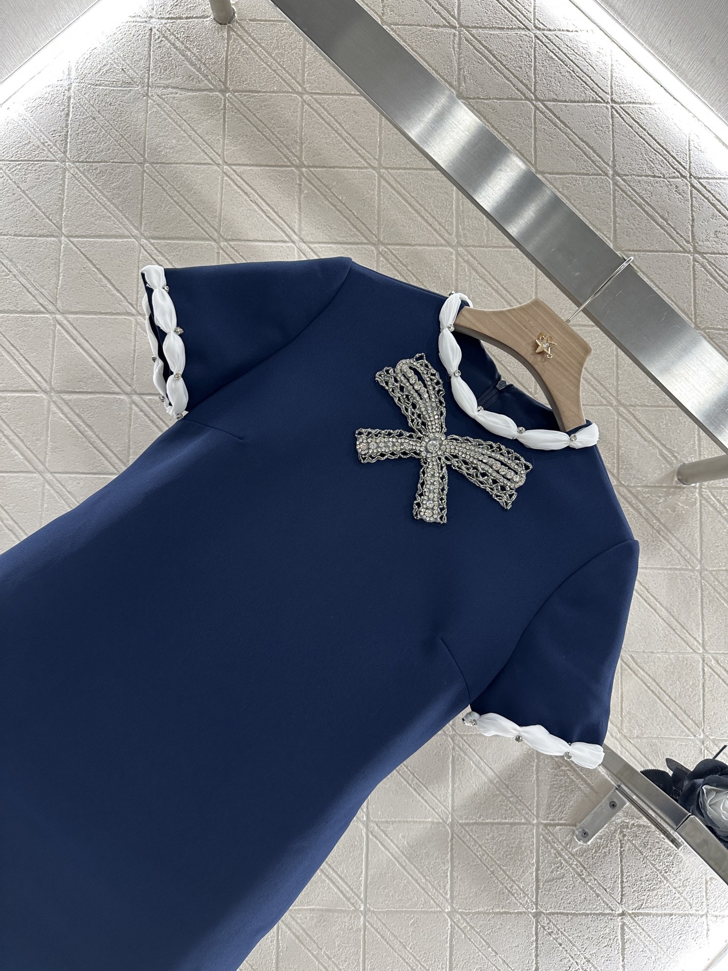 ♥Valentin*♥2025新品上架
     蝴蝶结水钻短袖连衣裙
定制YB进口醋酸材质 质感细腻 