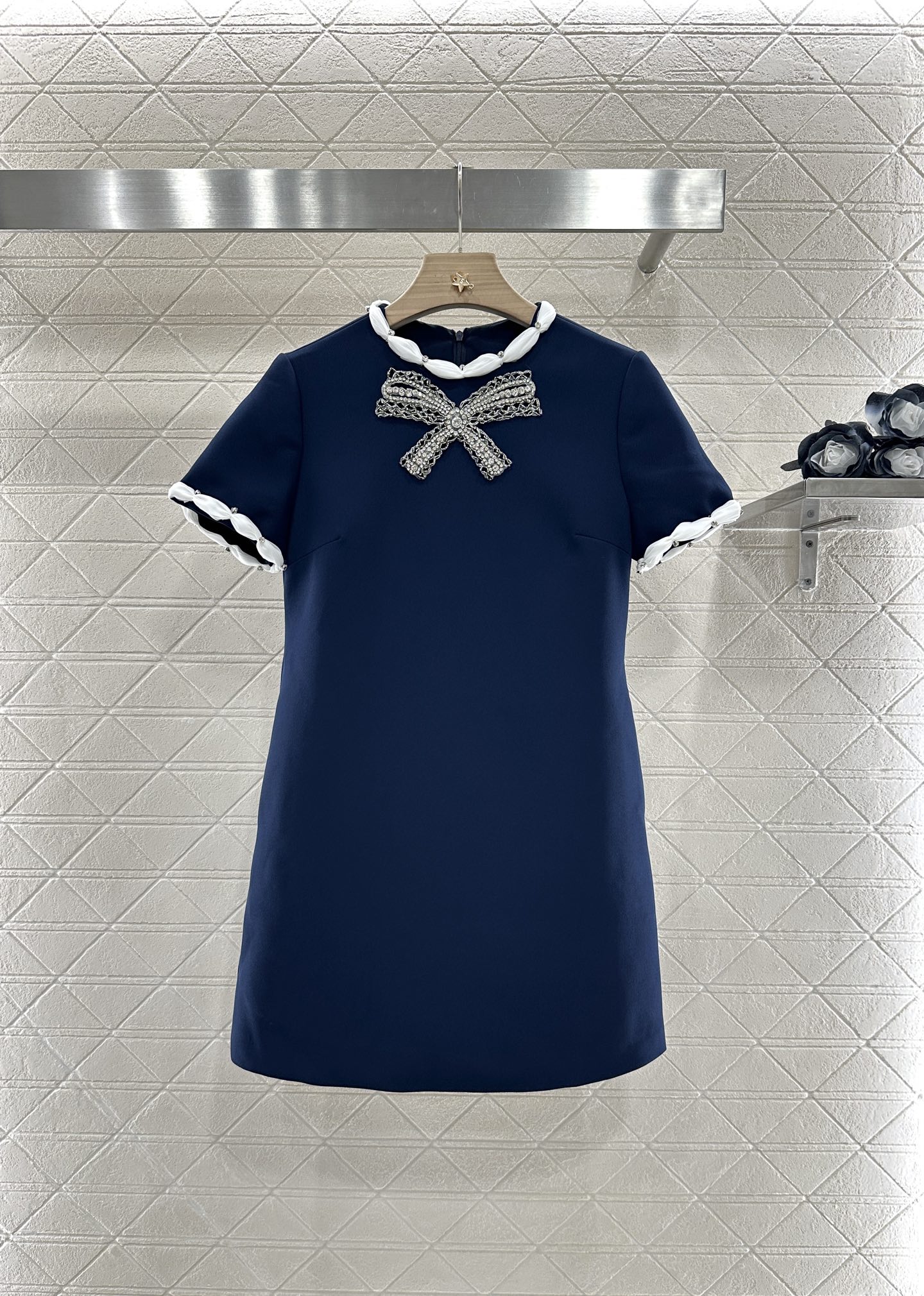 ♥Valentin*♥2025新品上架
     蝴蝶结水钻短袖连衣裙
定制YB进口醋酸材质 质感细腻 