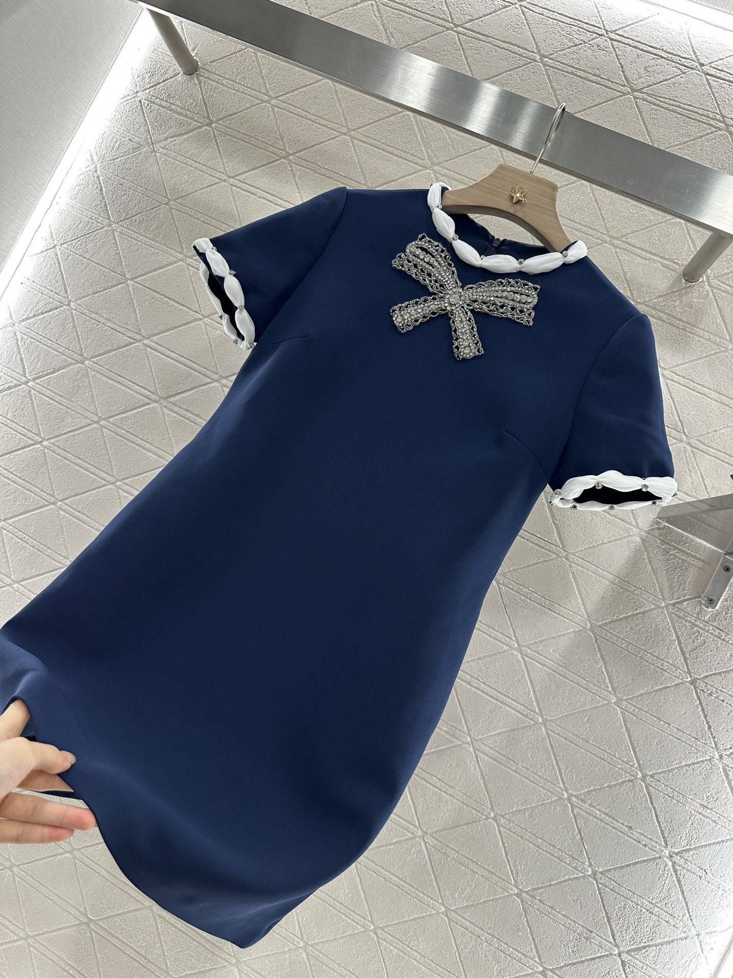 ♥Valentin*♥2025新品上架
     蝴蝶结水钻短袖连衣裙
定制YB进口醋酸材质 质感细腻 