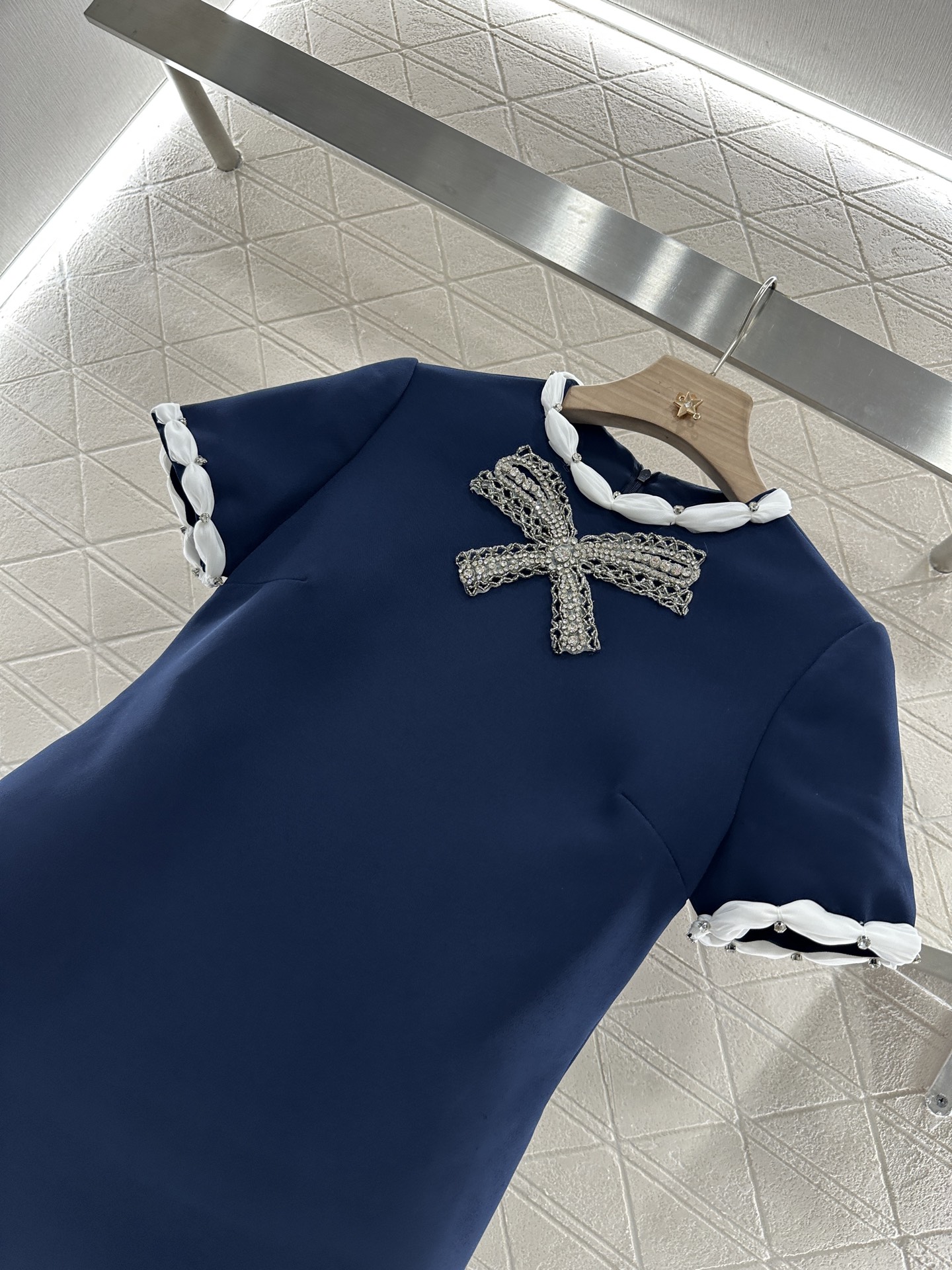 ♥Valentin*♥2025新品上架
     蝴蝶结水钻短袖连衣裙
定制YB进口醋酸材质 质感细腻 