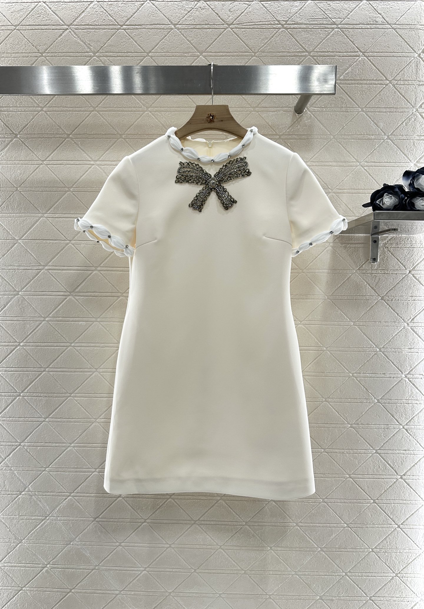 ♥Valentin*♥2025新品上架
     蝴蝶结水钻短袖连衣裙
定制YB进口醋酸材质 质感细腻 
