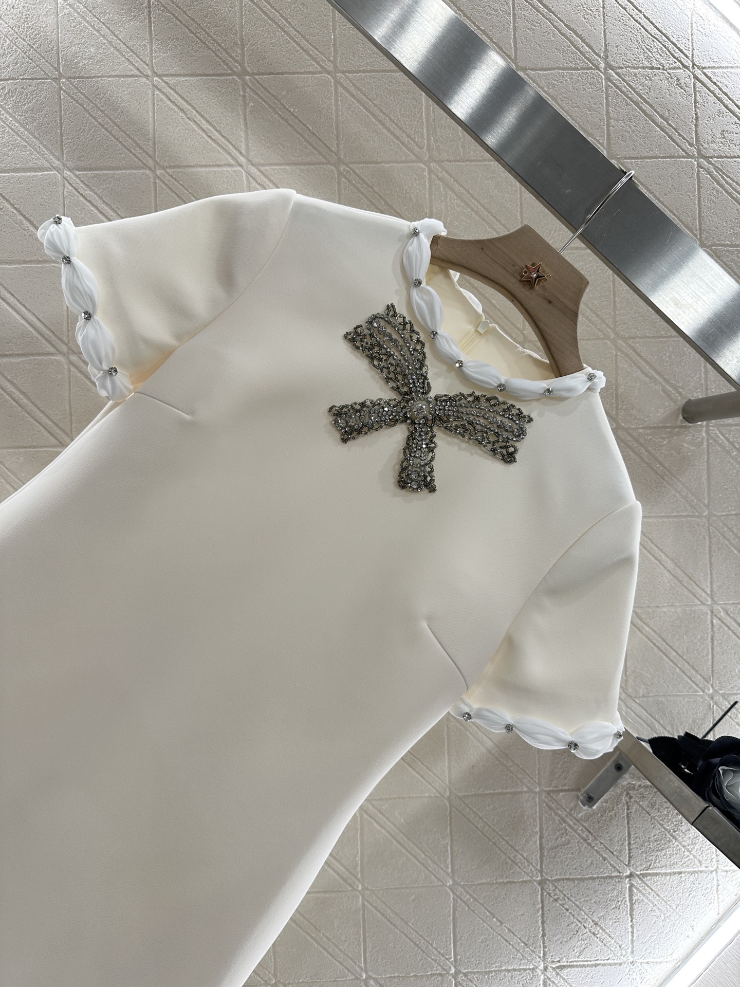 ♥Valentin*♥2025新品上架
     蝴蝶结水钻短袖连衣裙
定制YB进口醋酸材质 质感细腻 