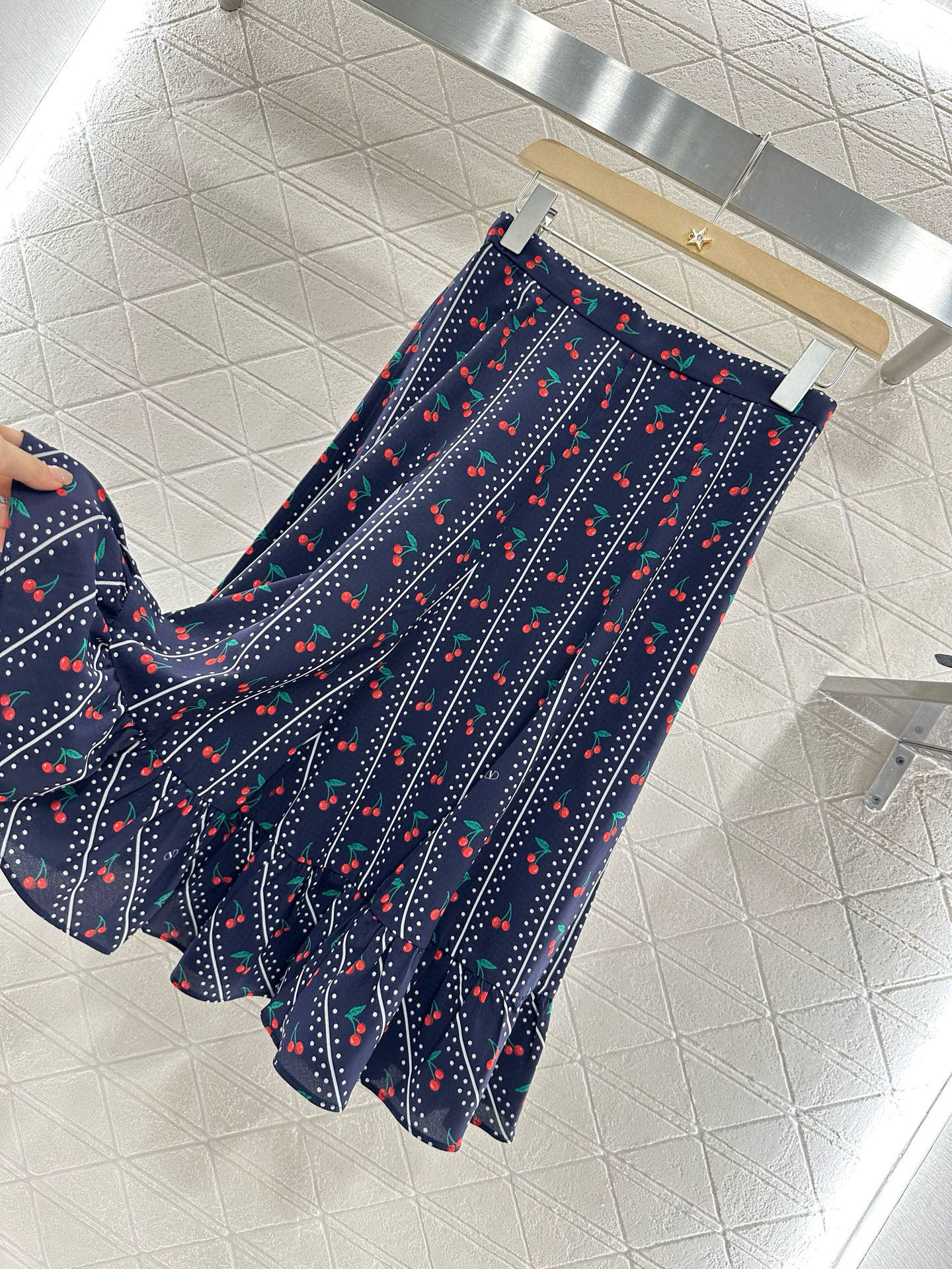 ♥Valentin*♥2025新品上架
   印花樱桃衬衫高腰半裙套装
定制YB进口斜纹稠材质 质感光泽