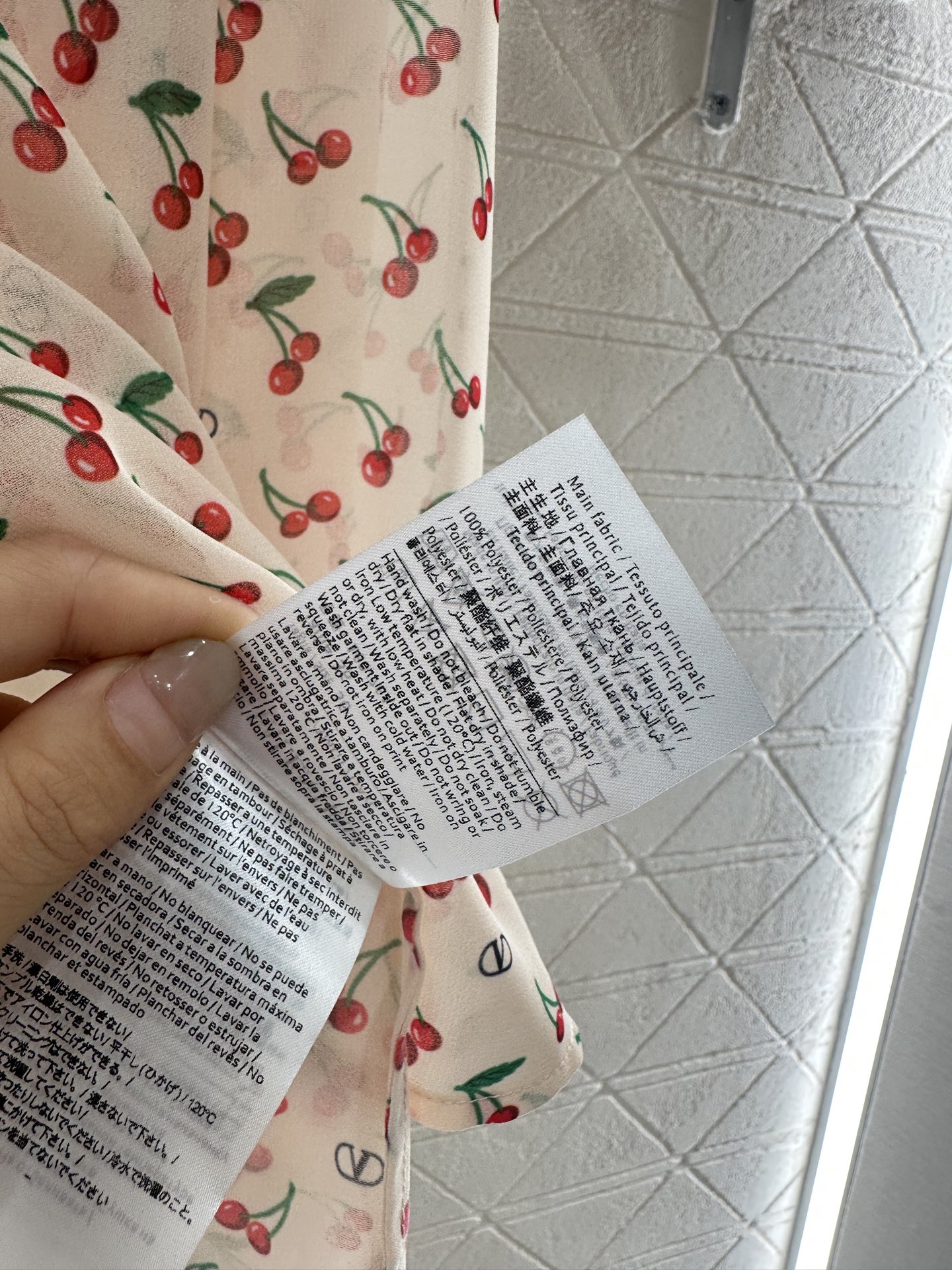 ♥Valentin*♥2025新品上架
     活性印花樱桃衬衫
定制YB进口斜纹稠材质 质感光泽 透