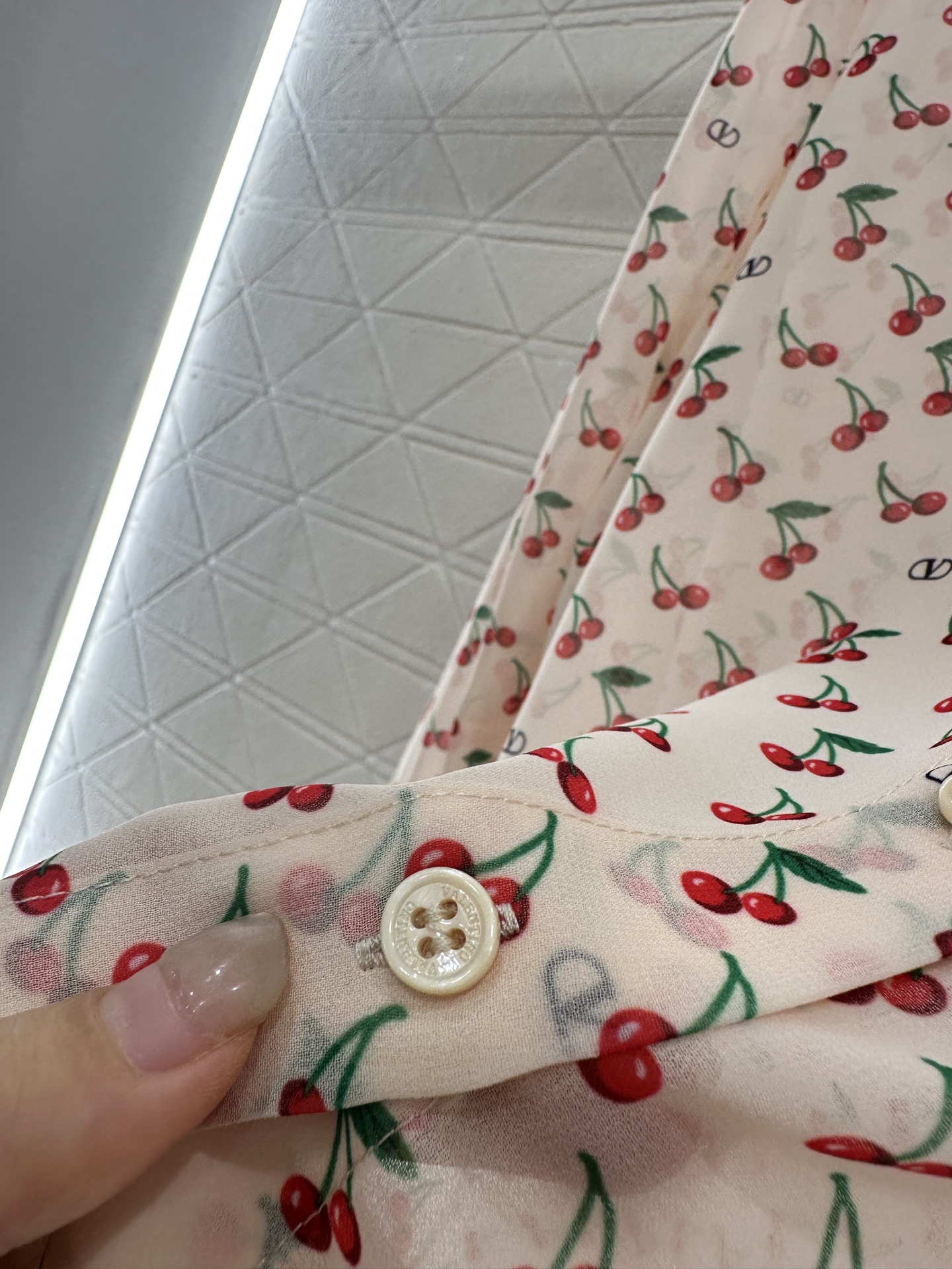 ♥Valentin*♥2025新品上架
     活性印花樱桃衬衫
定制YB进口斜纹稠材质 质感光泽 透